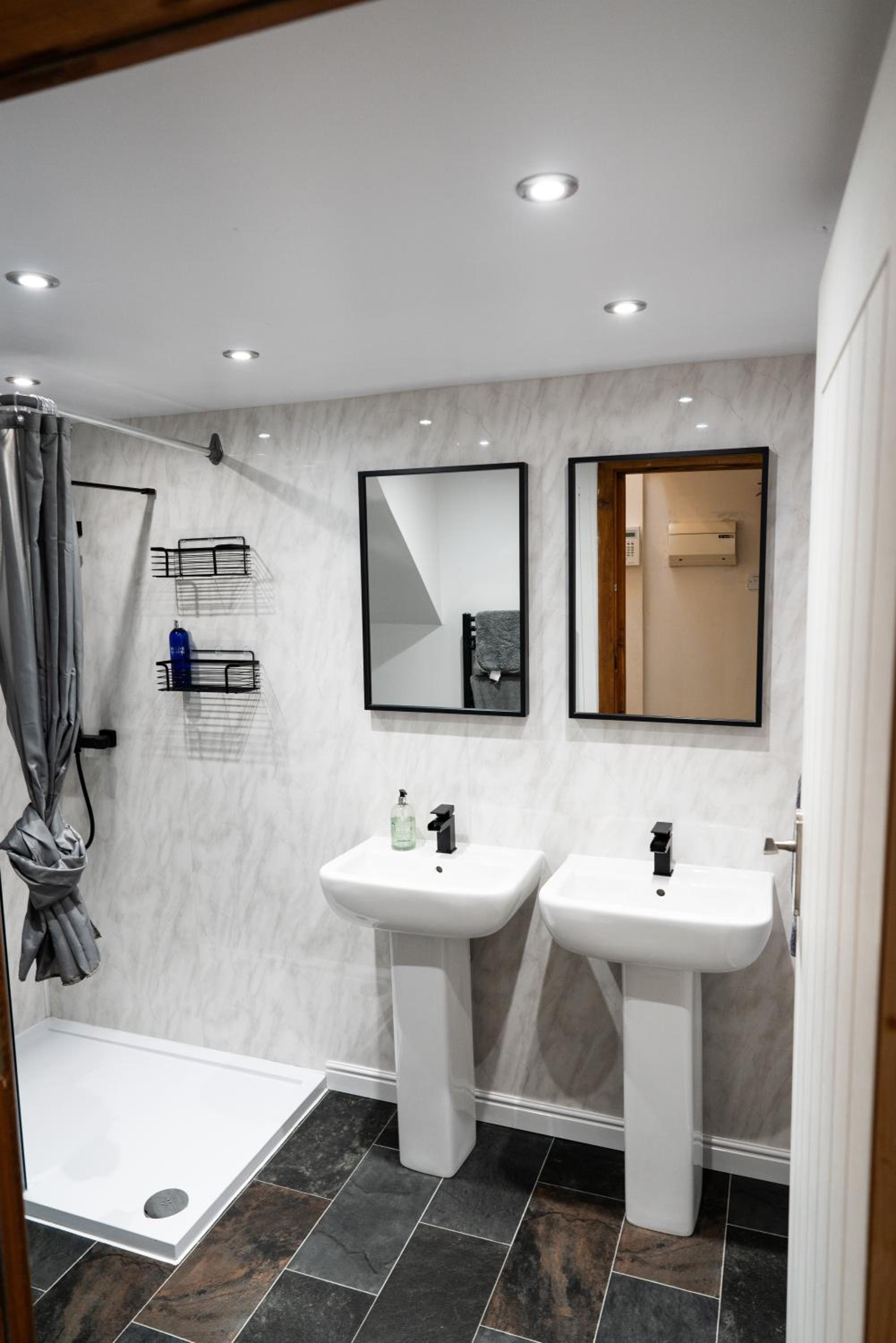 Silverwood Stylish House - Pass the Keys