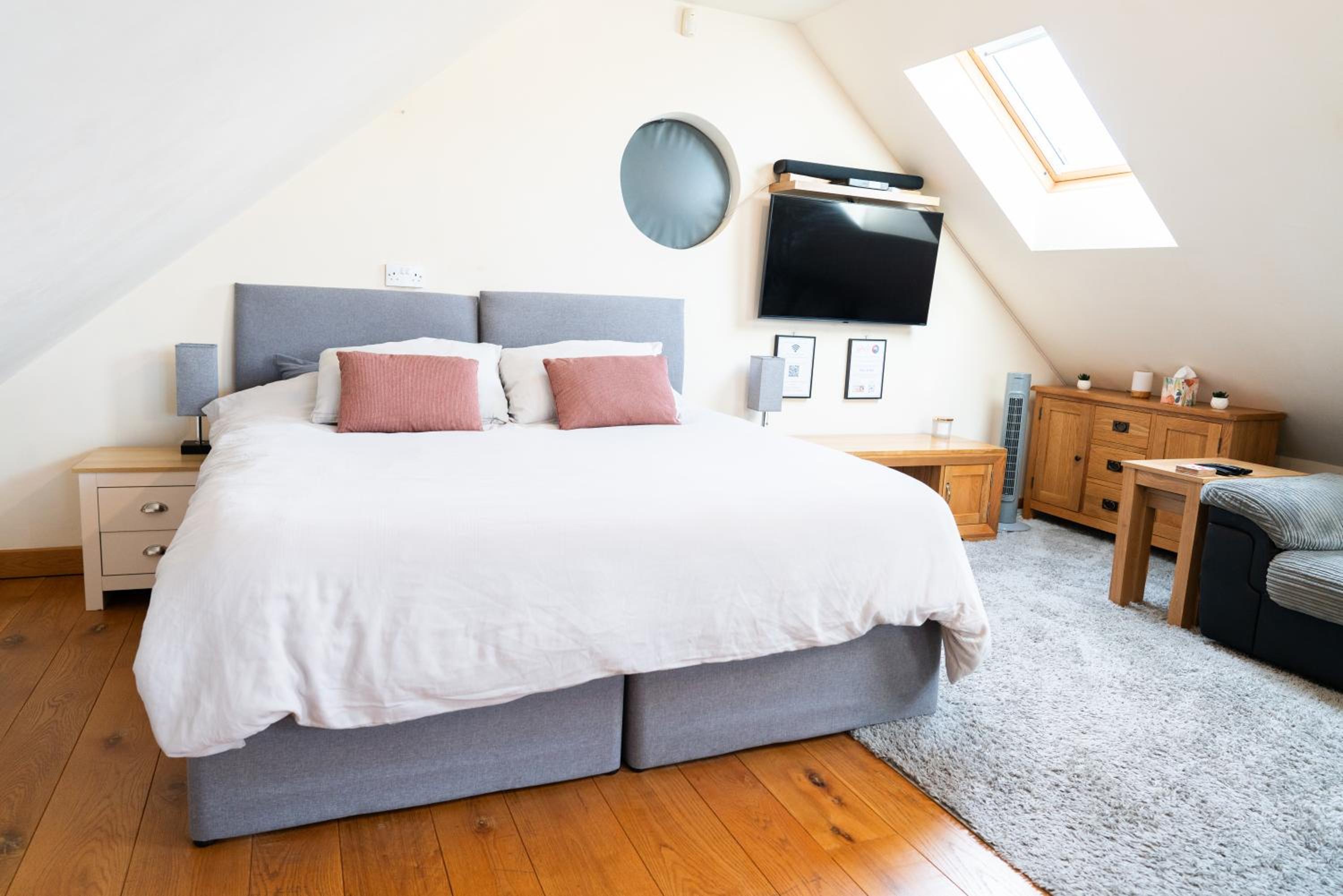 Silverwood Stylish House - Pass the Keys