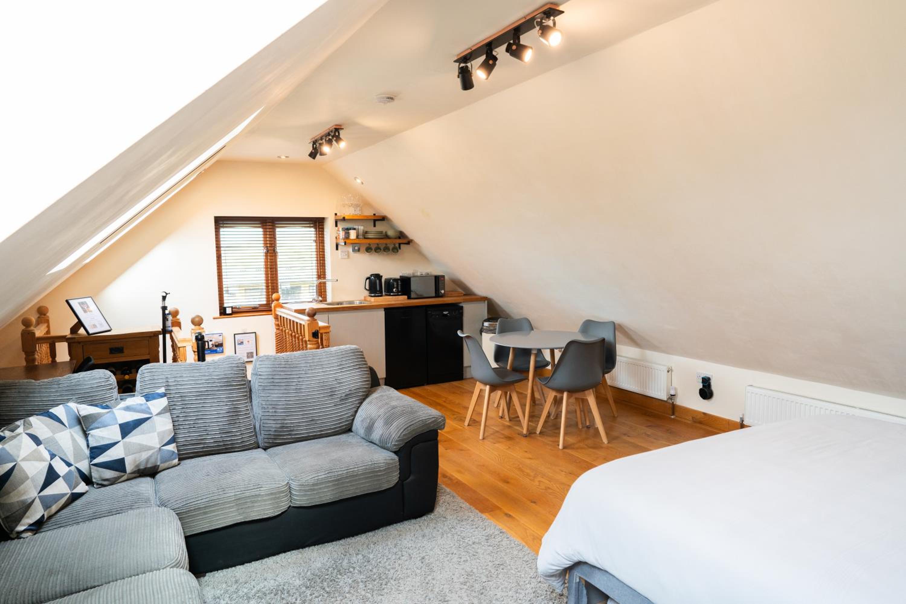Silverwood Stylish House - Pass the Keys