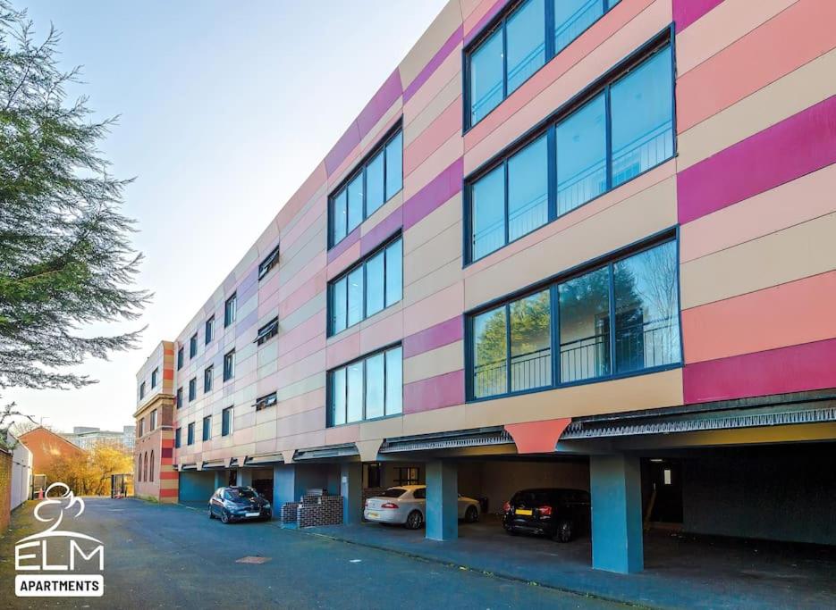 Luxurious 1-Bedroom Apartment, Sleeps 4, Free Parking view 5