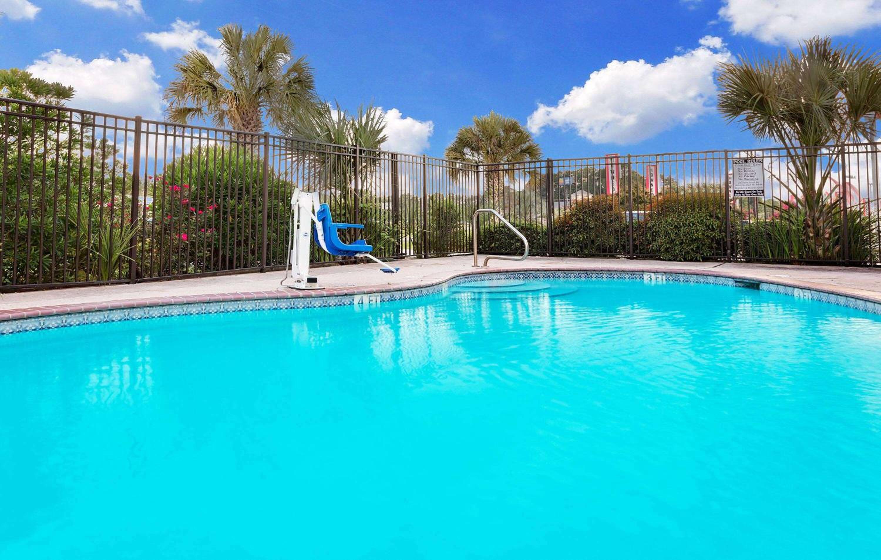 Days Inn & Suites by Wyndham Opelousas view 2