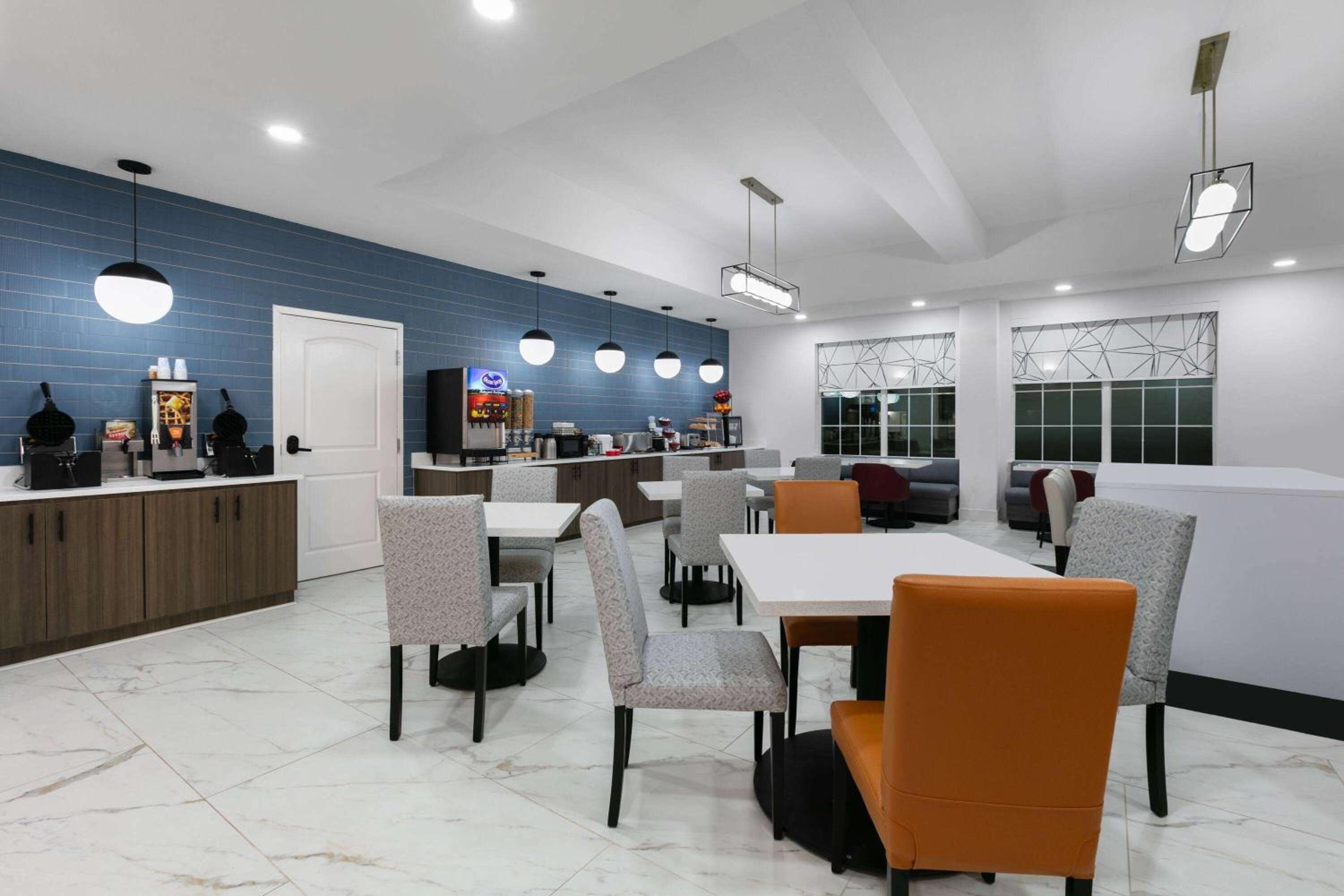 La Quinta Inn  Suites by Wyndham Ft Worth-Burleson - Property Image 9
