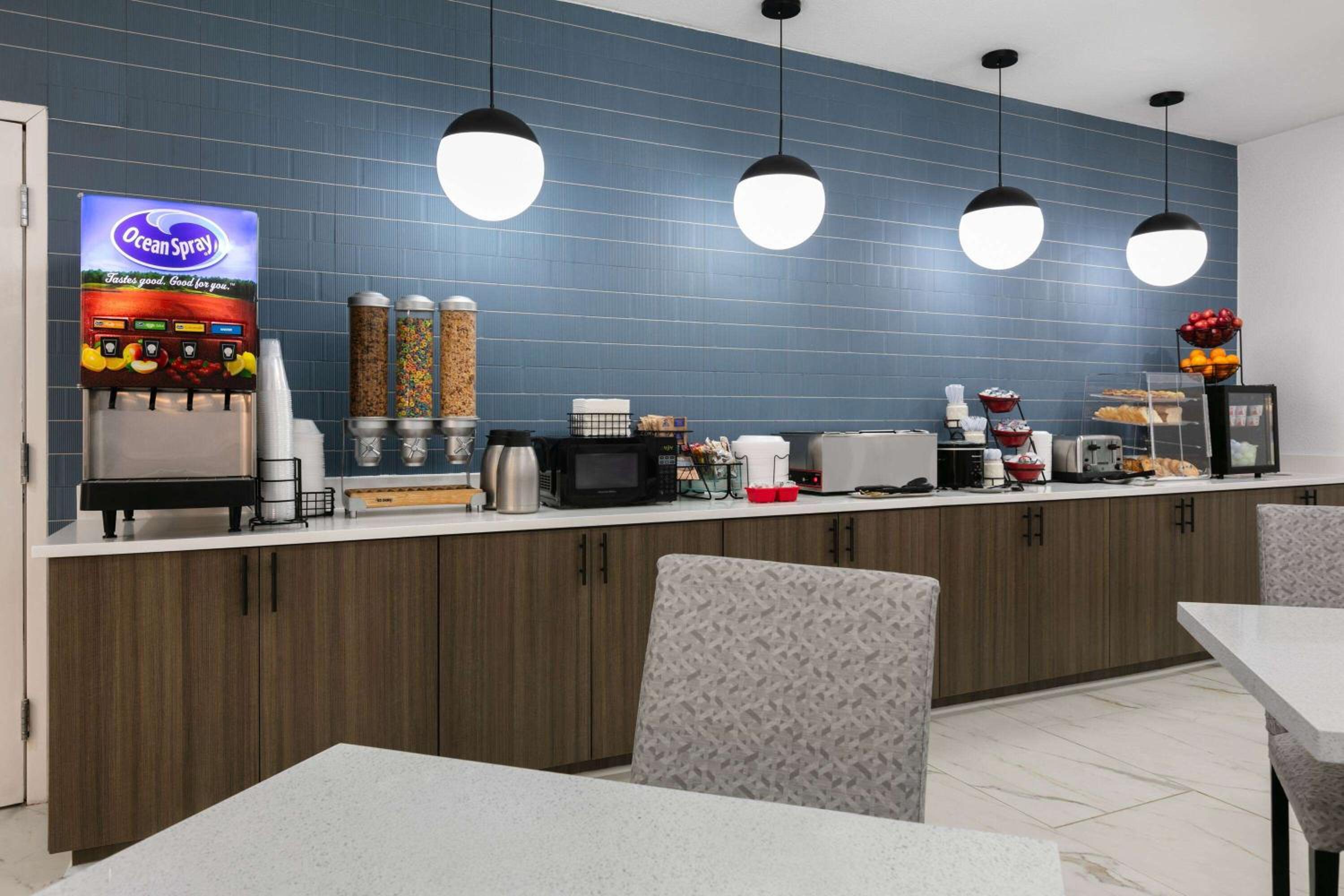 La Quinta Inn  Suites by Wyndham Ft Worth-Burleson - Property Image 8