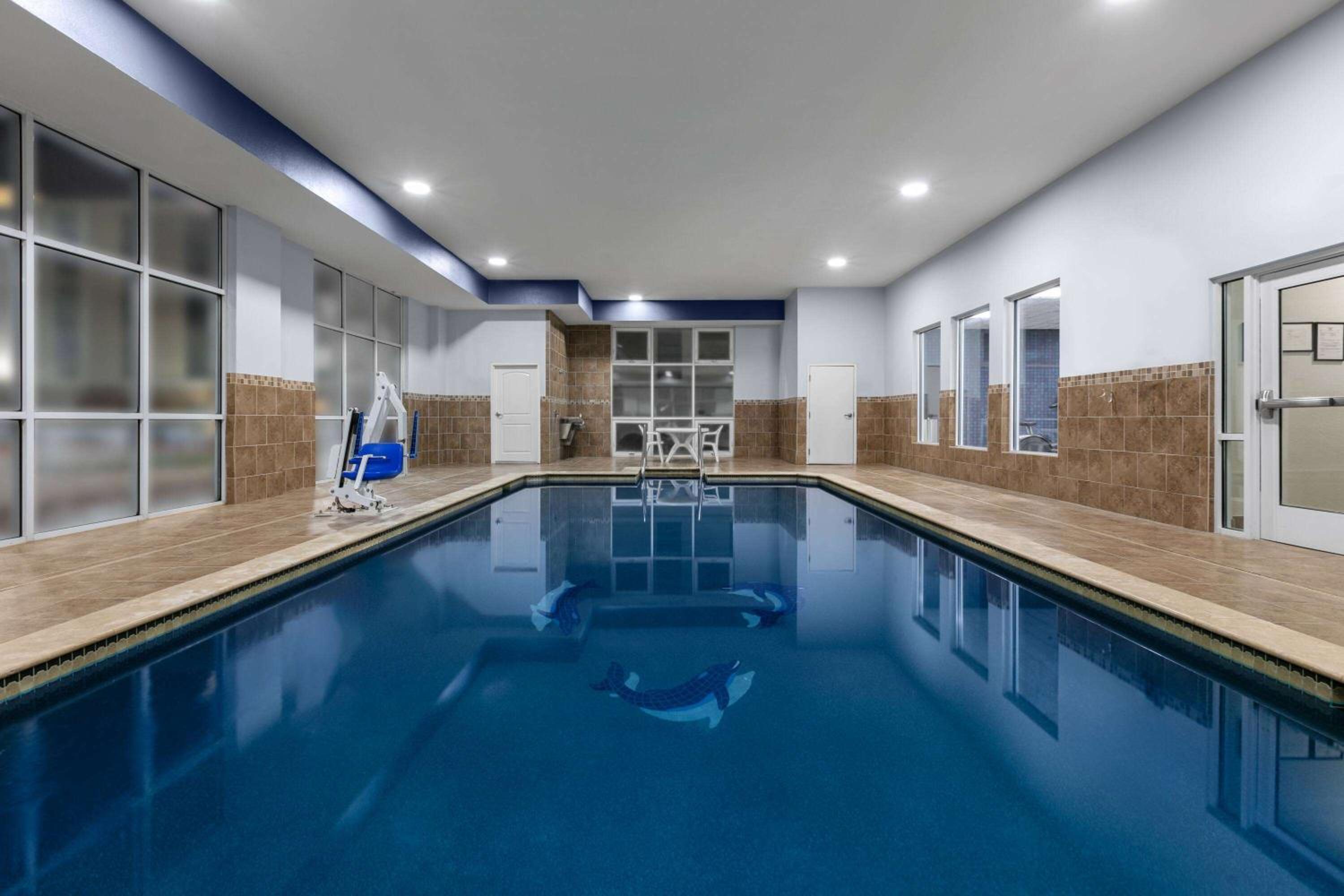 La Quinta Inn  Suites by Wyndham Ft Worth-Burleson - Property Image 5