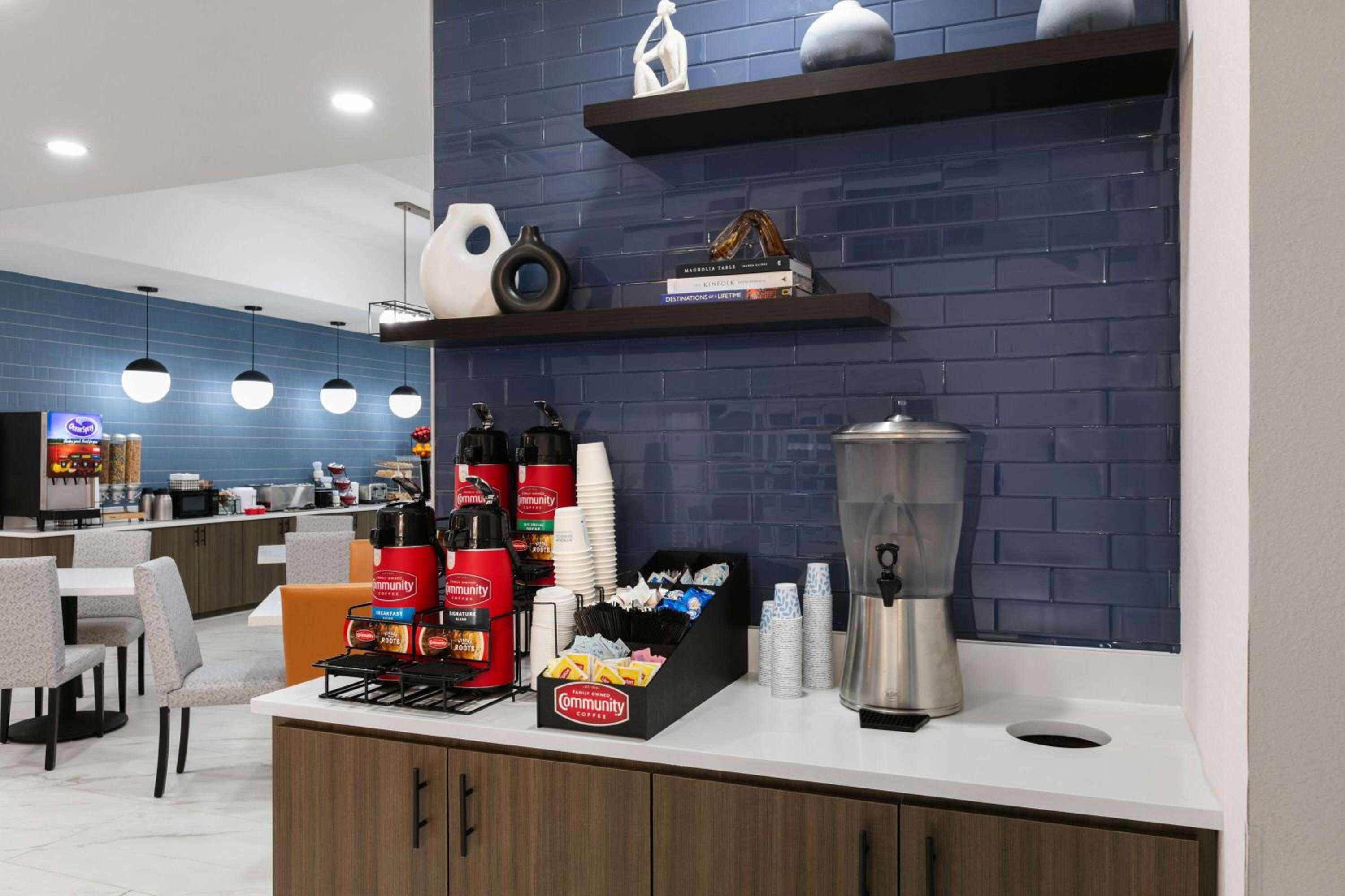 La Quinta Inn  Suites by Wyndham Ft Worth-Burleson - Property Image 6