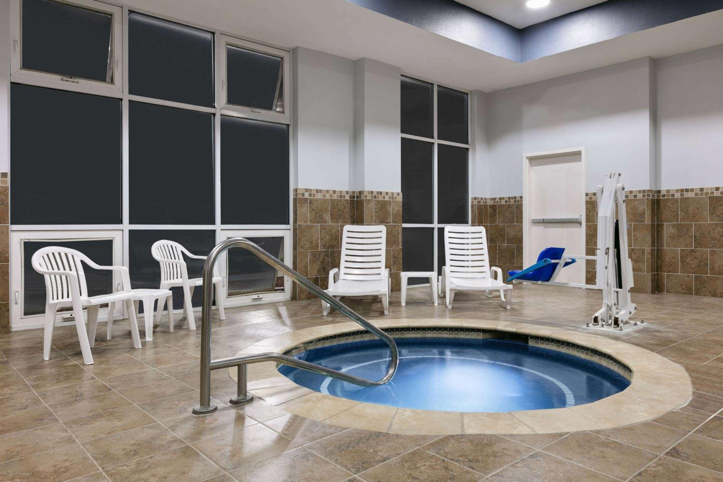 La Quinta Inn  Suites by Wyndham Ft Worth-Burleson - Property Image 3