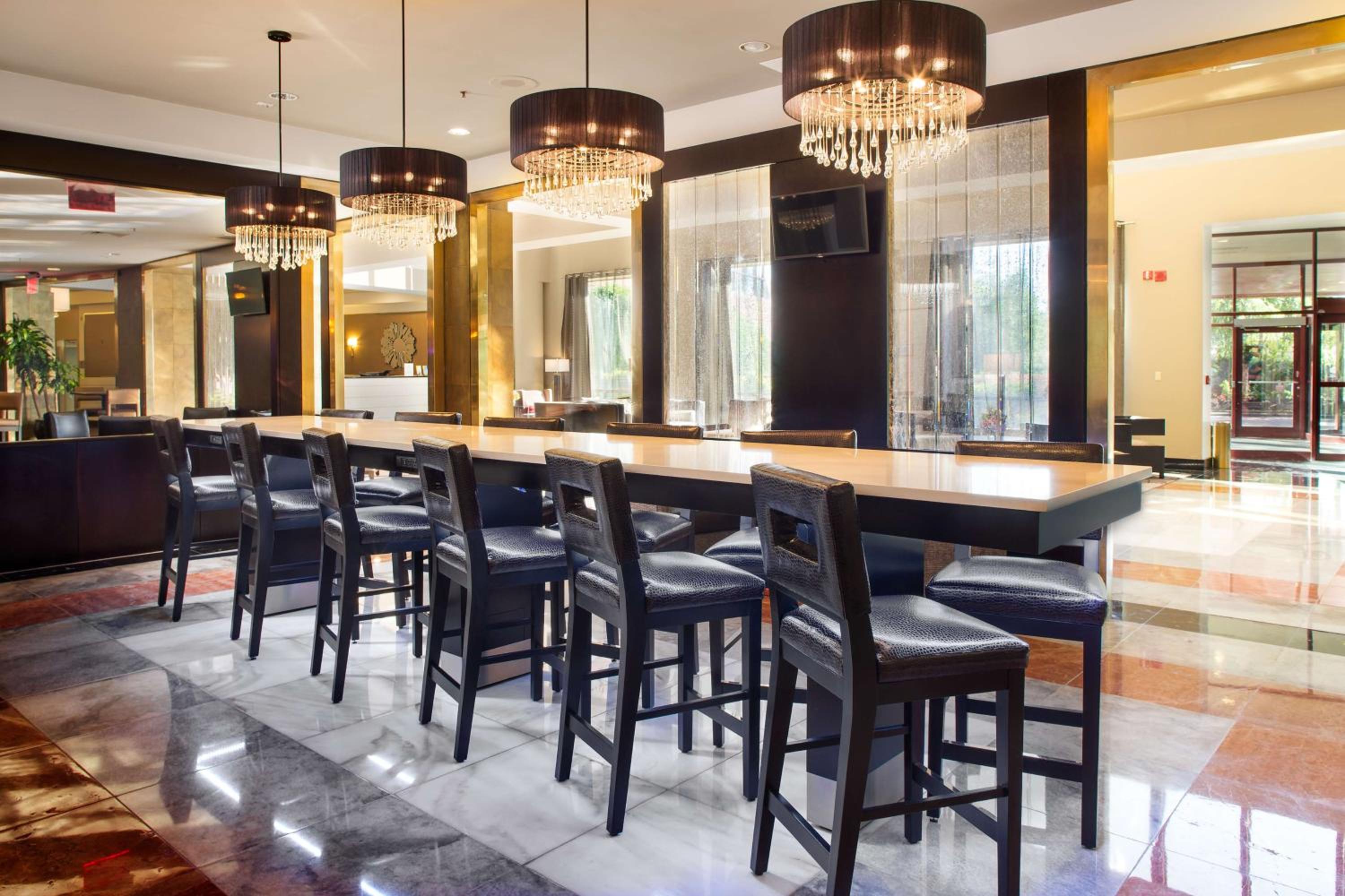 New York City Vacations - LaGuardia Plaza Hotel - Property Image 3