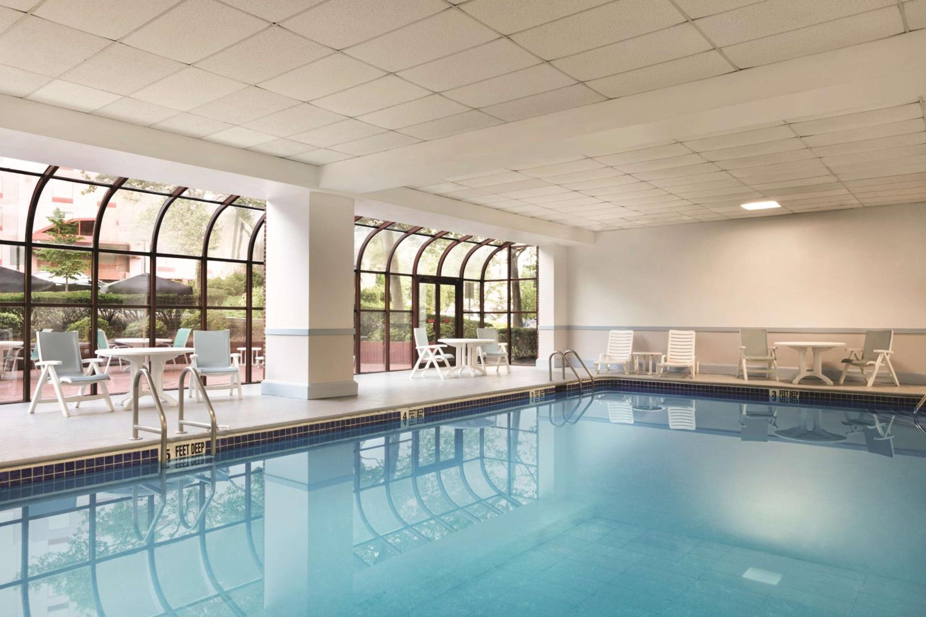 New York City Vacations - LaGuardia Plaza Hotel - Property Image 5