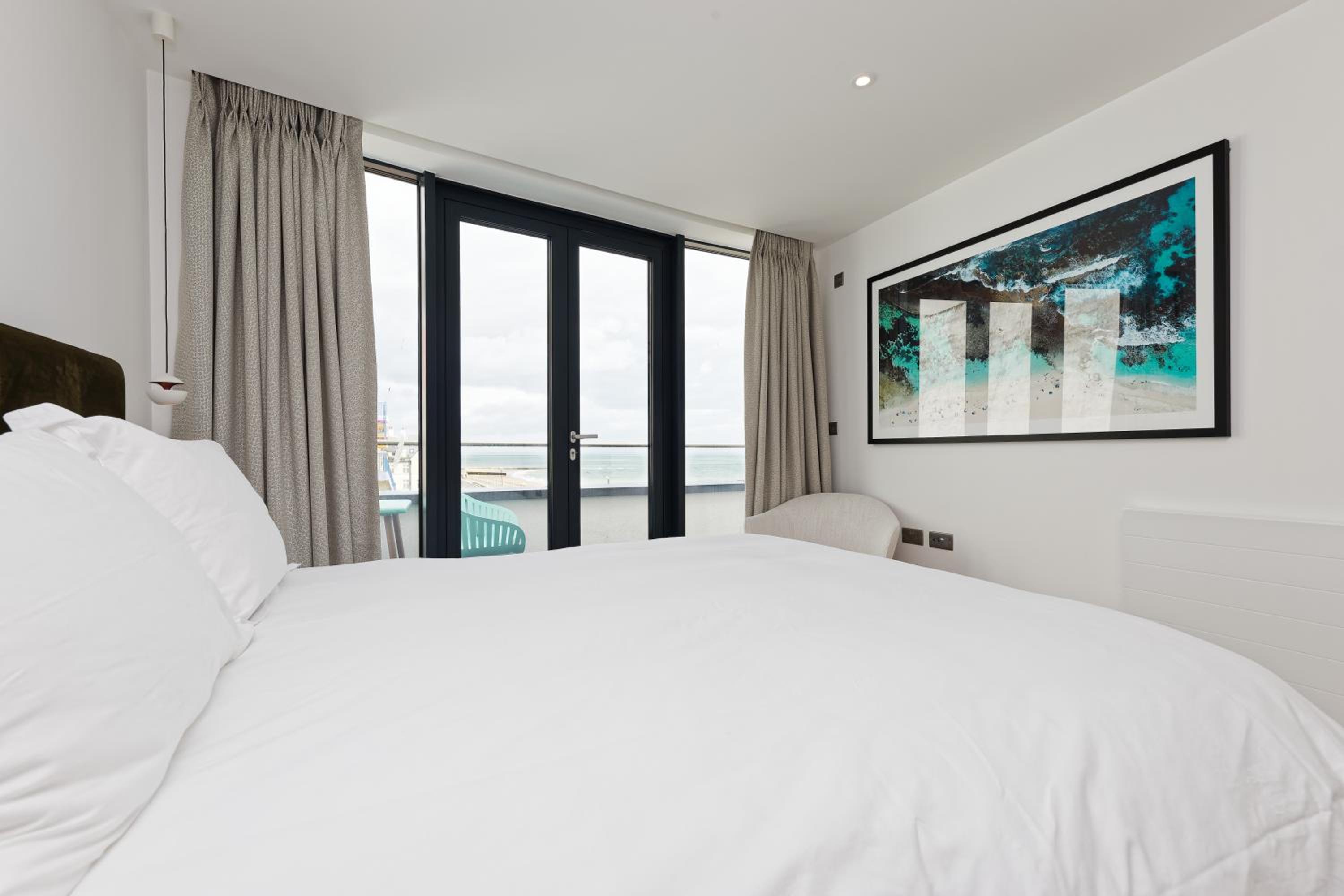 Gorgeous 2 Bed Apartment with Stunning Sea Views with Free Parking and Fast Internet view 3