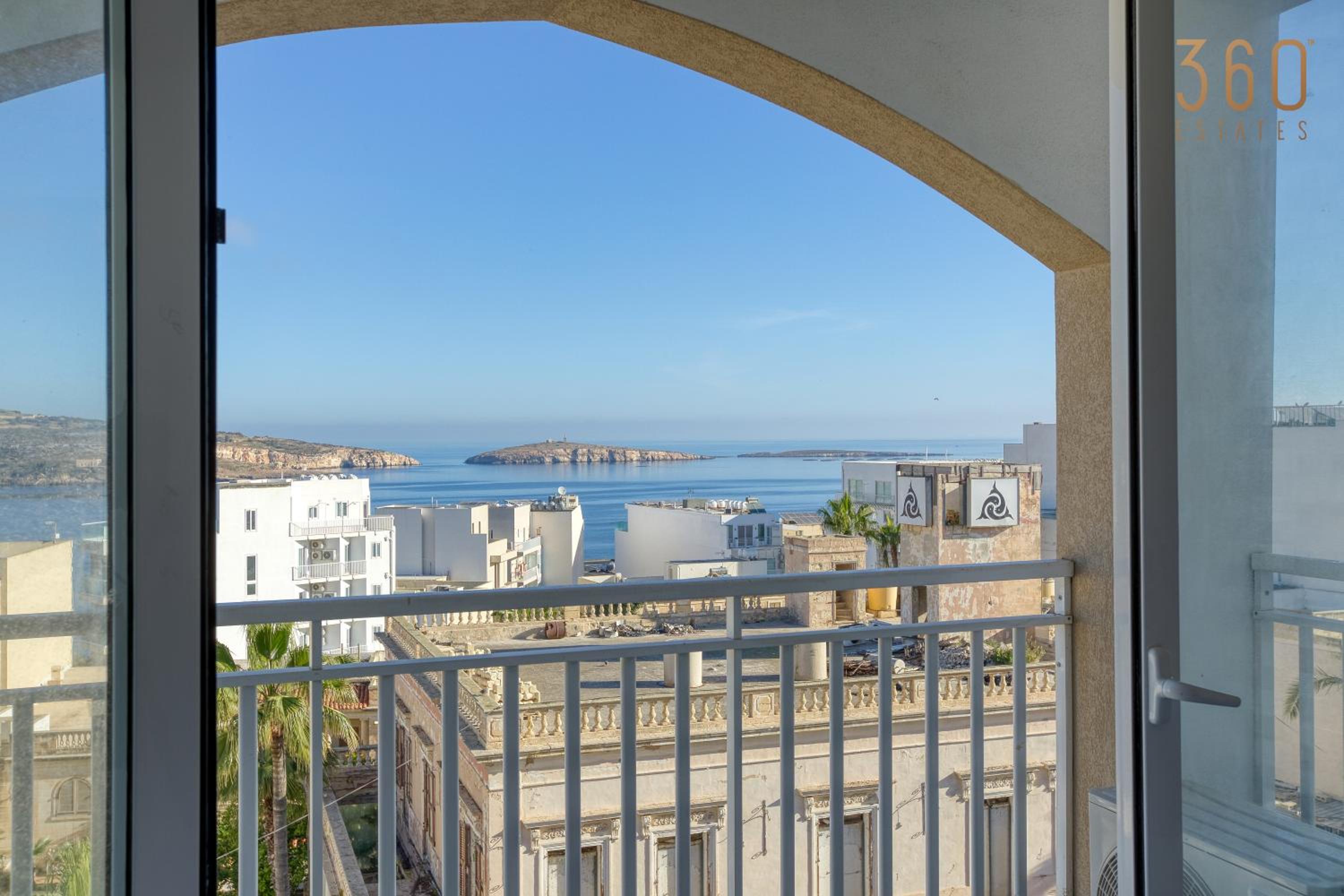 Cosy 3BR Home with breathtaking views of St Pauls by 360 Estates photo 3