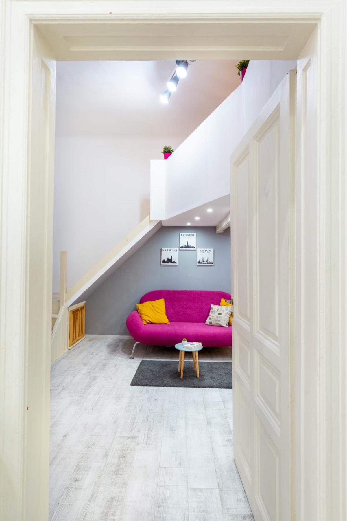 Quiet Cozy Art Apartment - City Center, Near Metro view 4