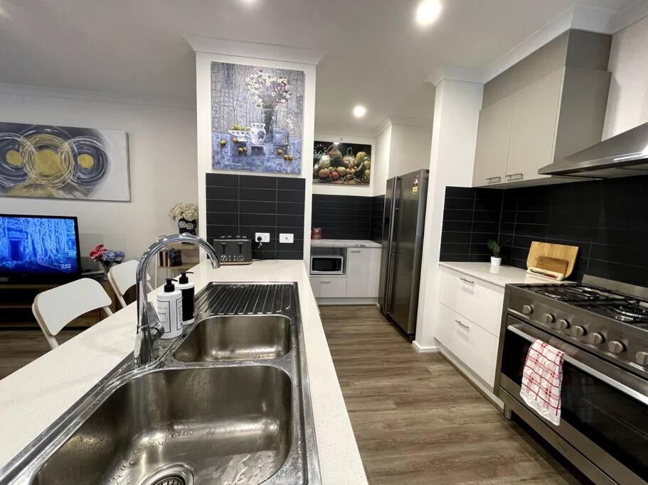 Empty Boat - Spacious 5 Bedroom Entire Modern home in Wallan