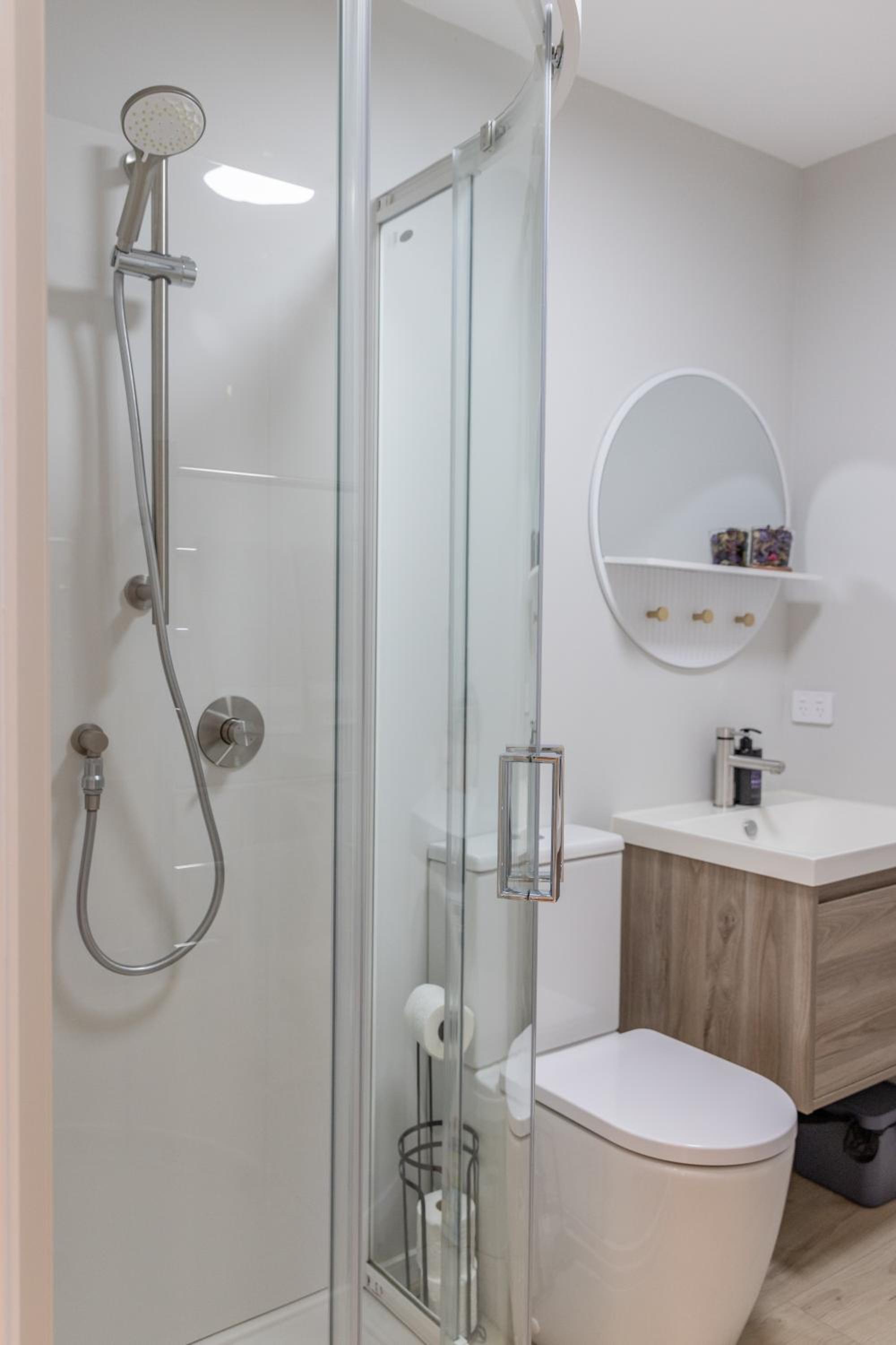 Back Garden Flat with Free On Street Parking and Fiber WIFI - 15 mins to Ferry, Stadium, CBD view 2