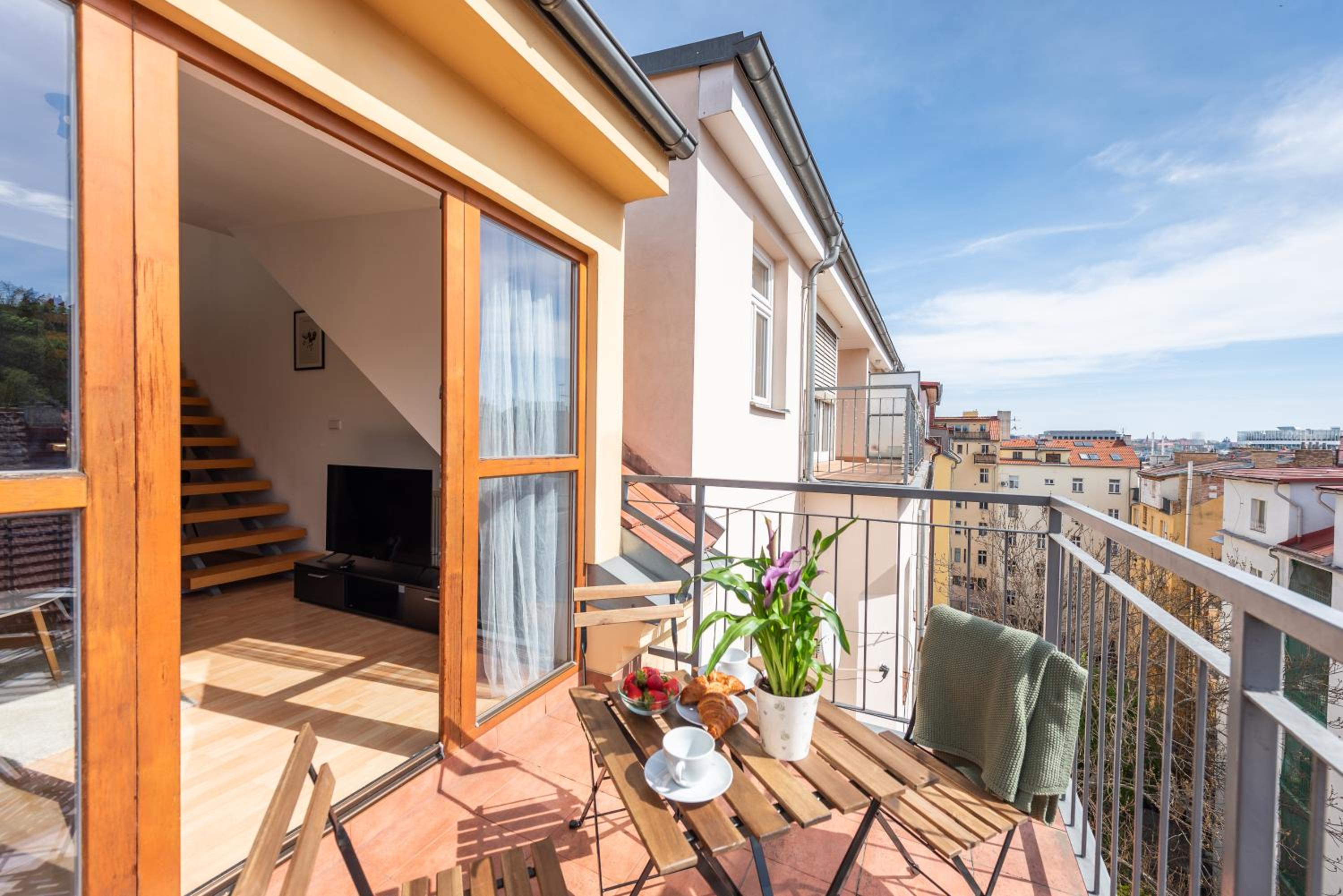 2-level apartment with large balcony