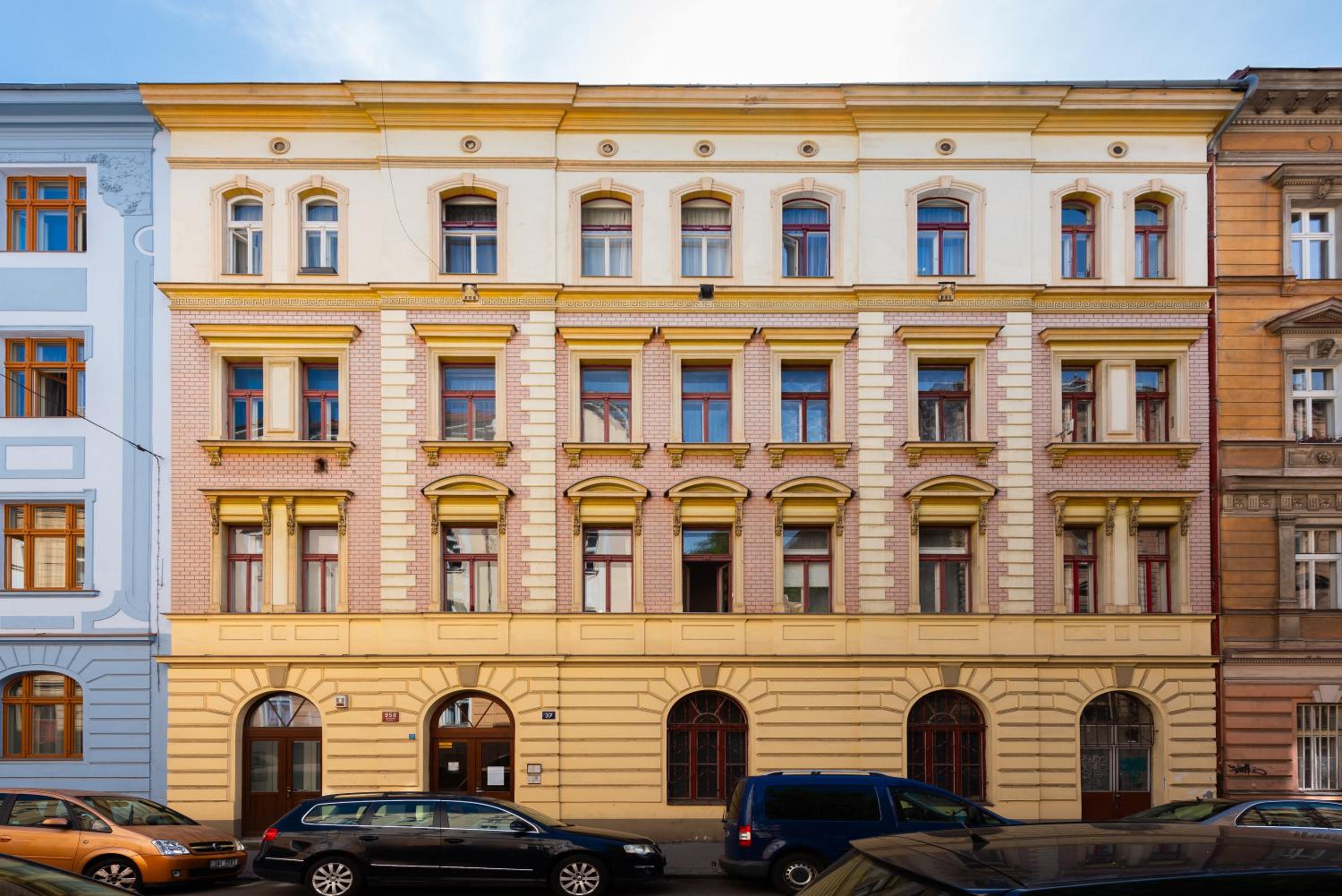 2-level apartment with large balcony
