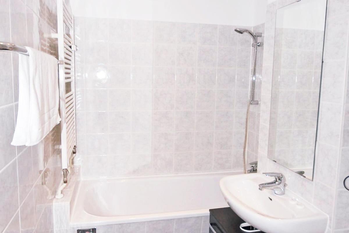Amazing apartment in the heart of Berlin next to Check Point Charlie, 1 to 4 Guests