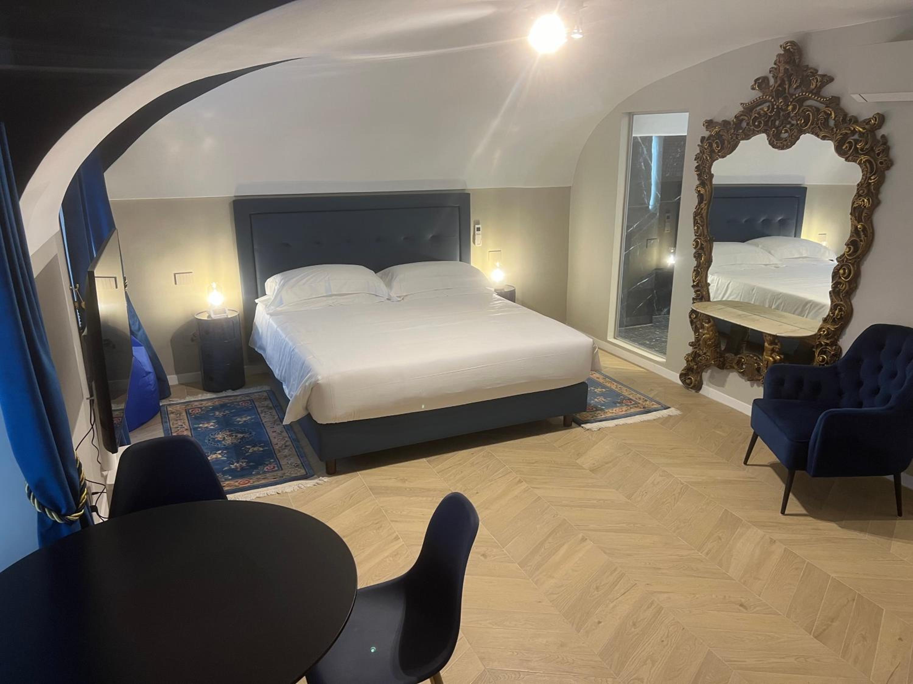Rome luxury blue suites- IMPERIAL