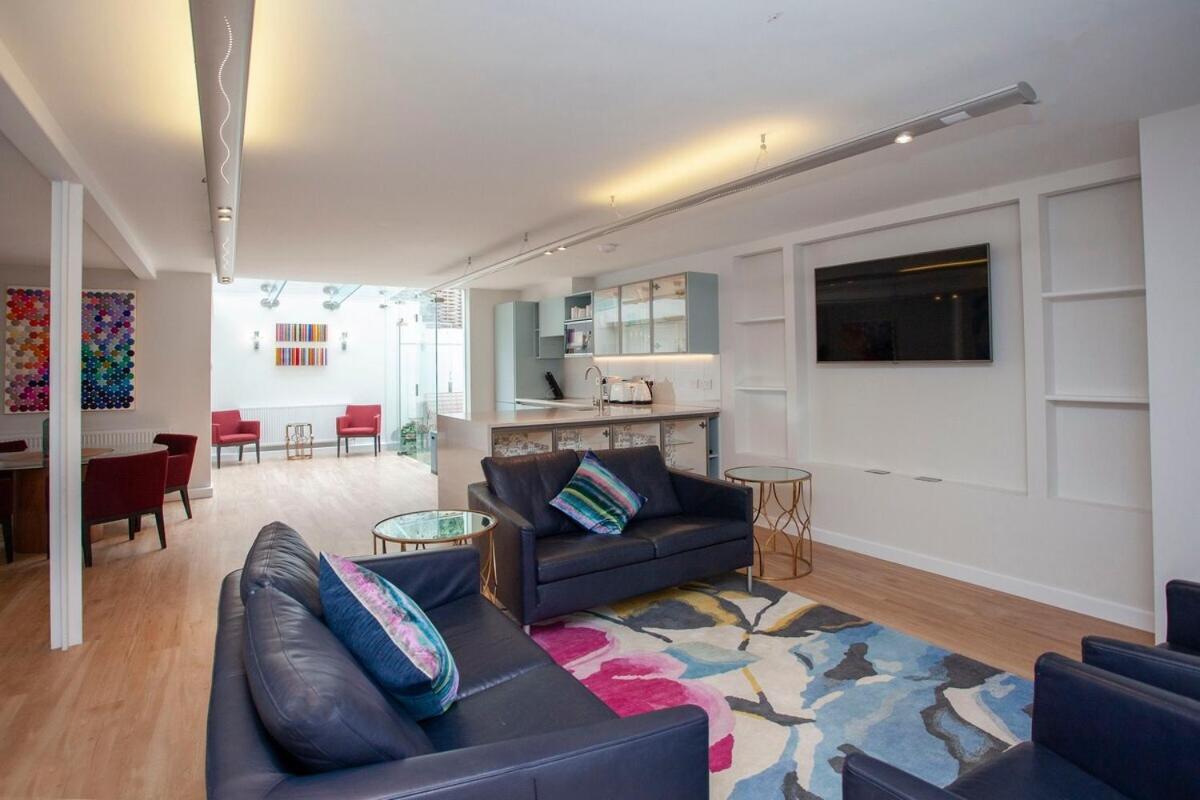 Spacious Georgian Coach House with Parking view 3