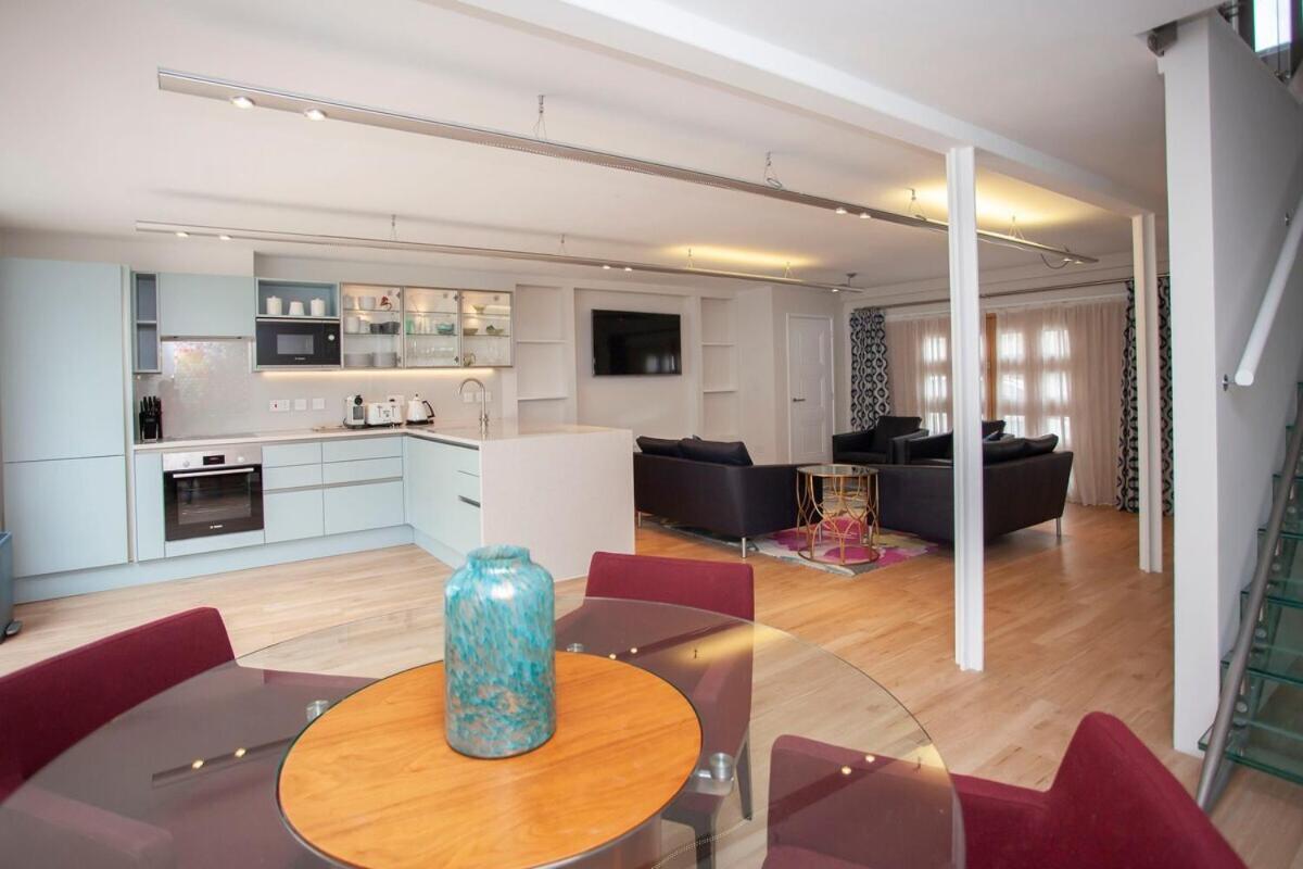 Spacious Georgian Coach House with Parking view 4