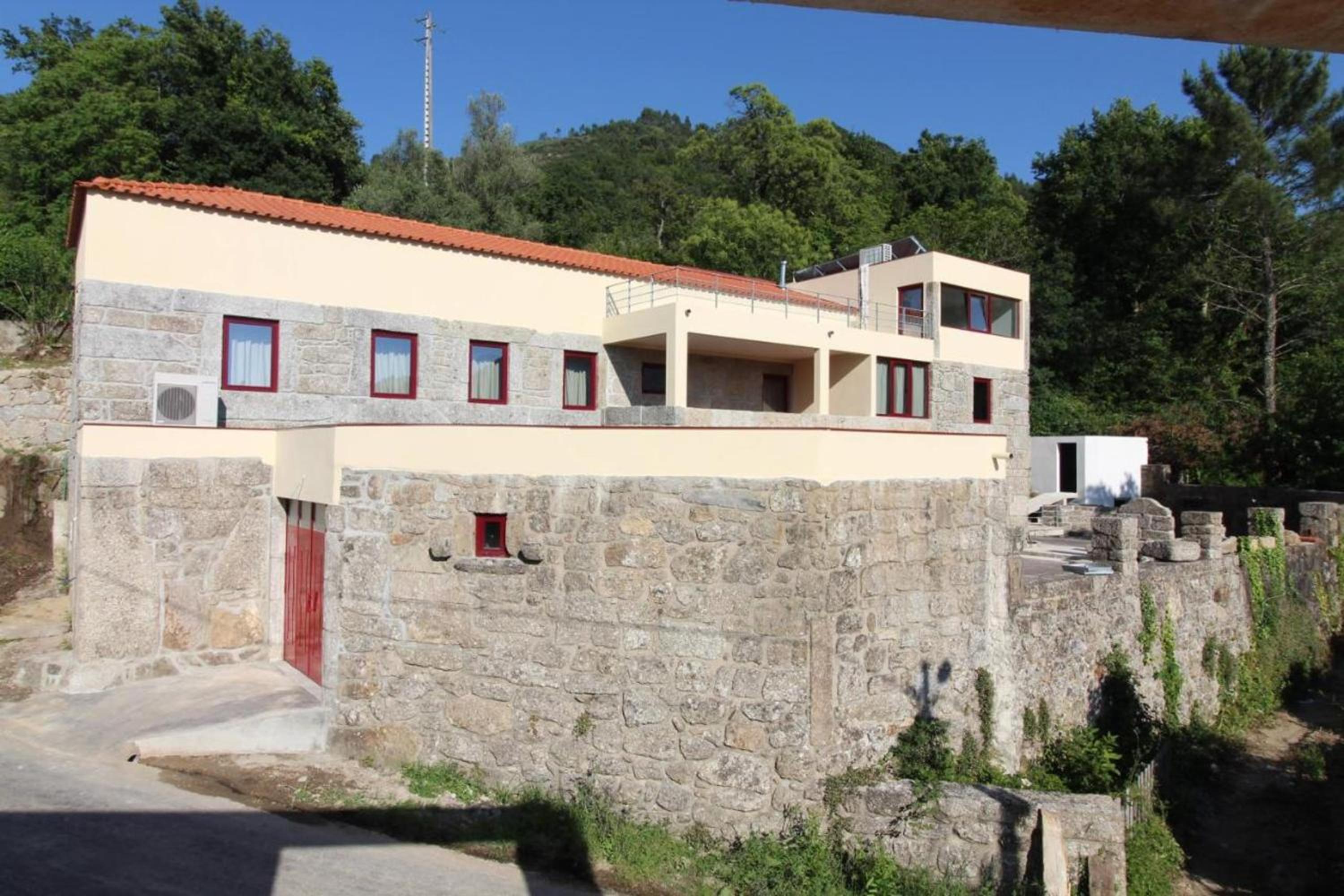 Charming Villa with Pool and Jacuzzi - Terras de Bouro