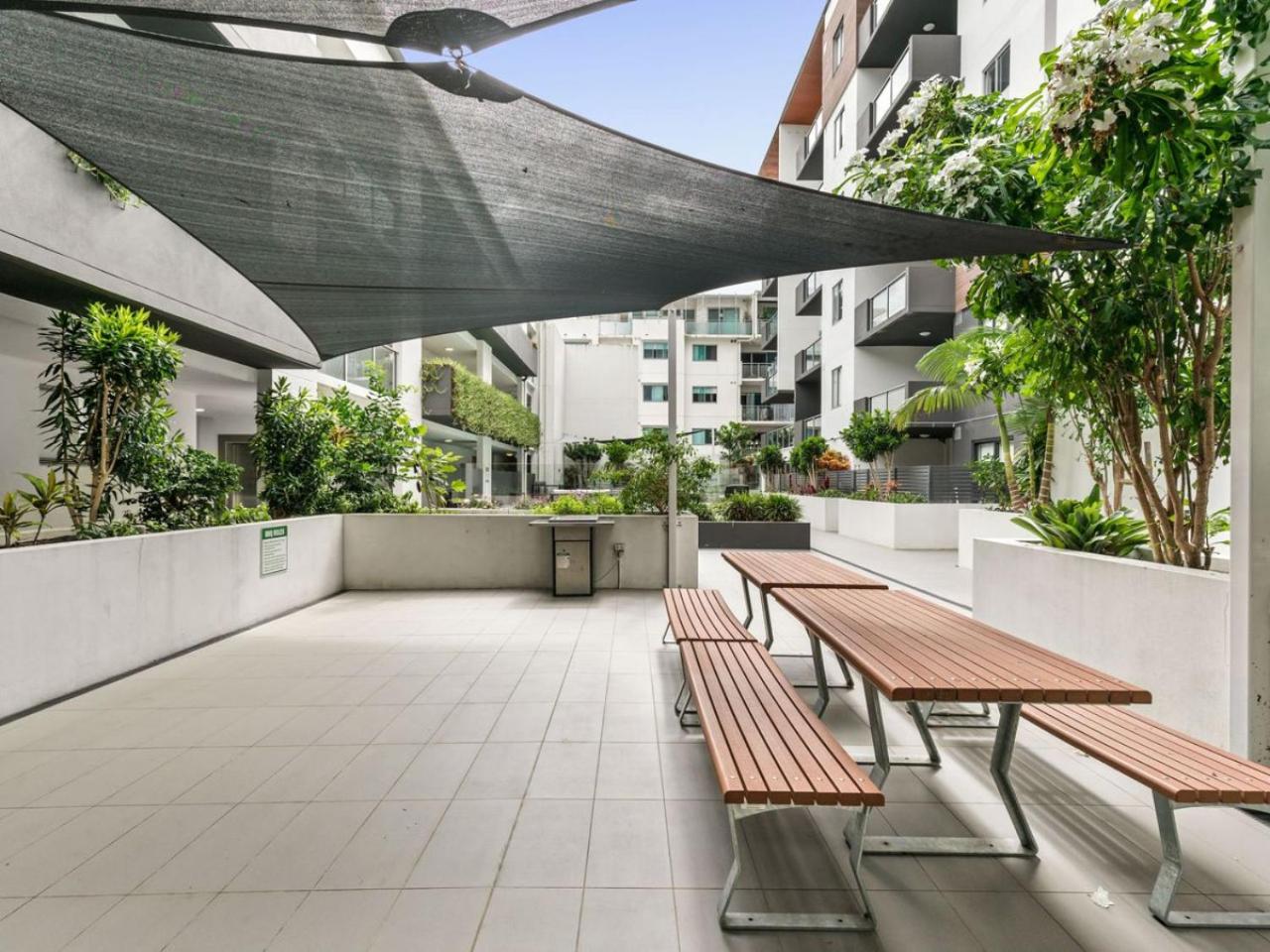 Chic Modern Retreat 1BR Apt w pool Kelvin Grove