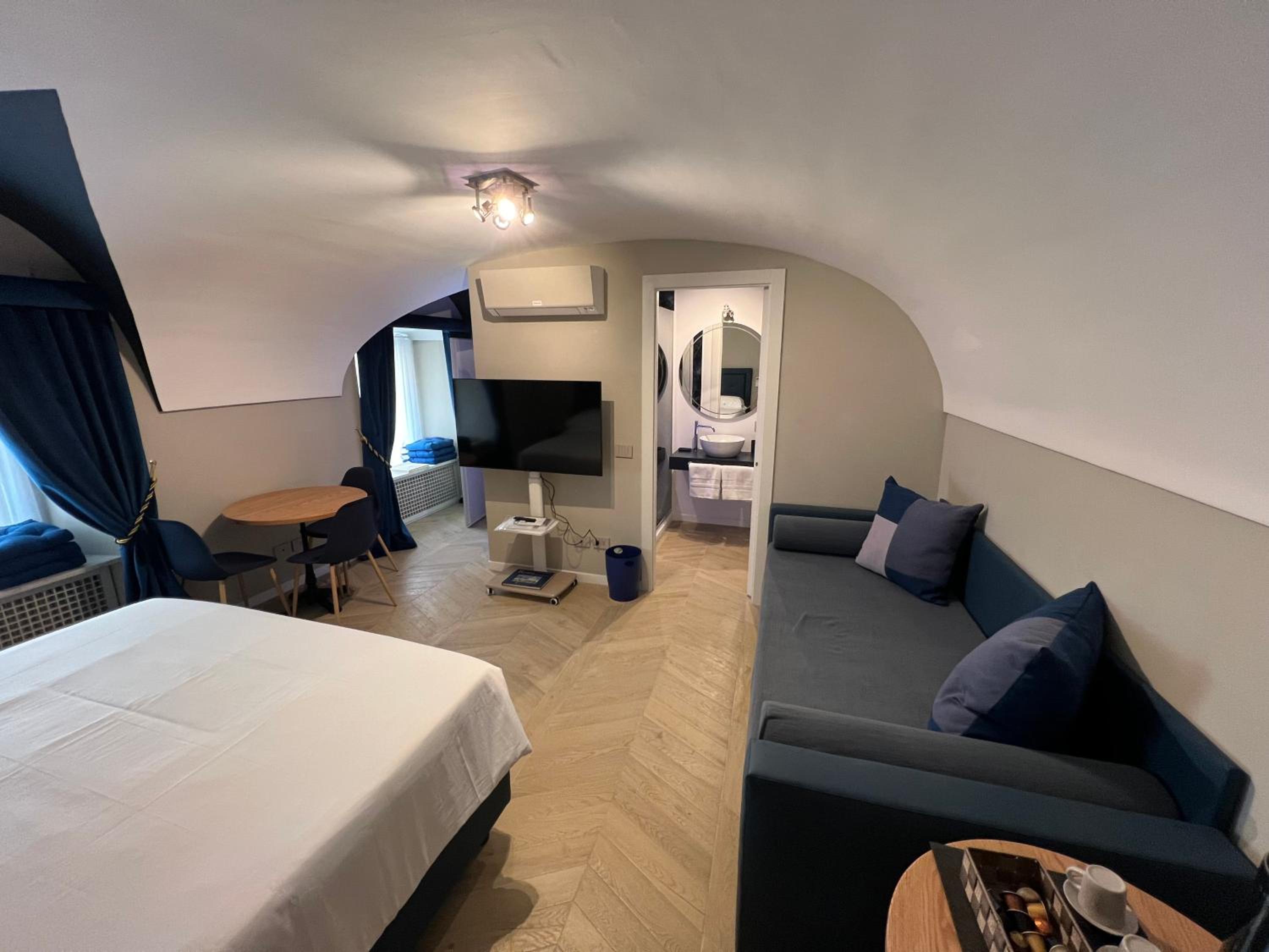Rome luxury blue suites- LOVE