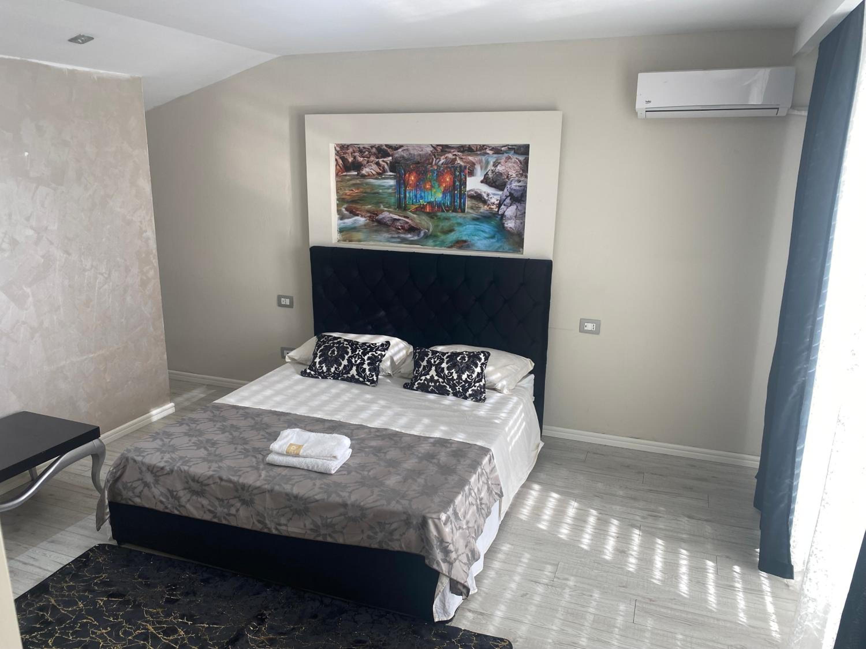 HENRI'S APARTAMENT