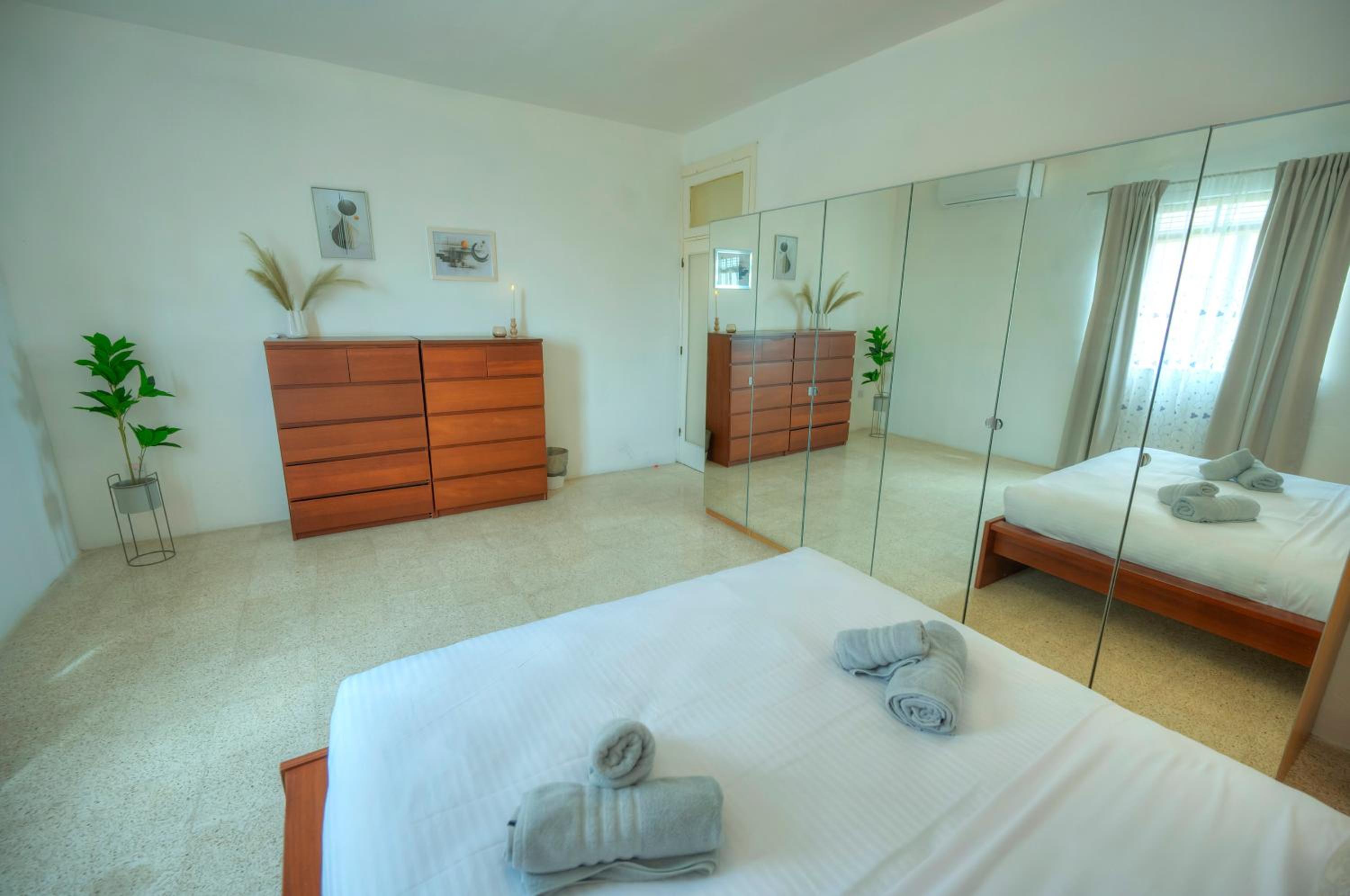 Spacious, cozy 2bedroom near Sliema seafront MKIM1-1 view 2