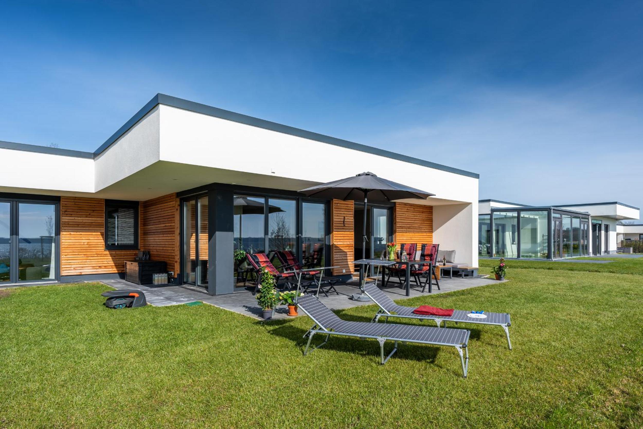 Hangar 19 Luxusbungalow am See H8 view 4