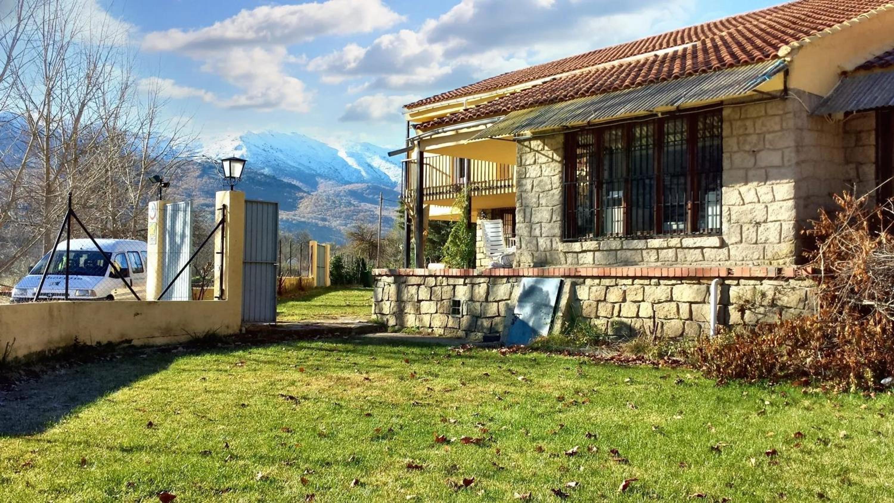 Spacious house in Navaluenga with lake view