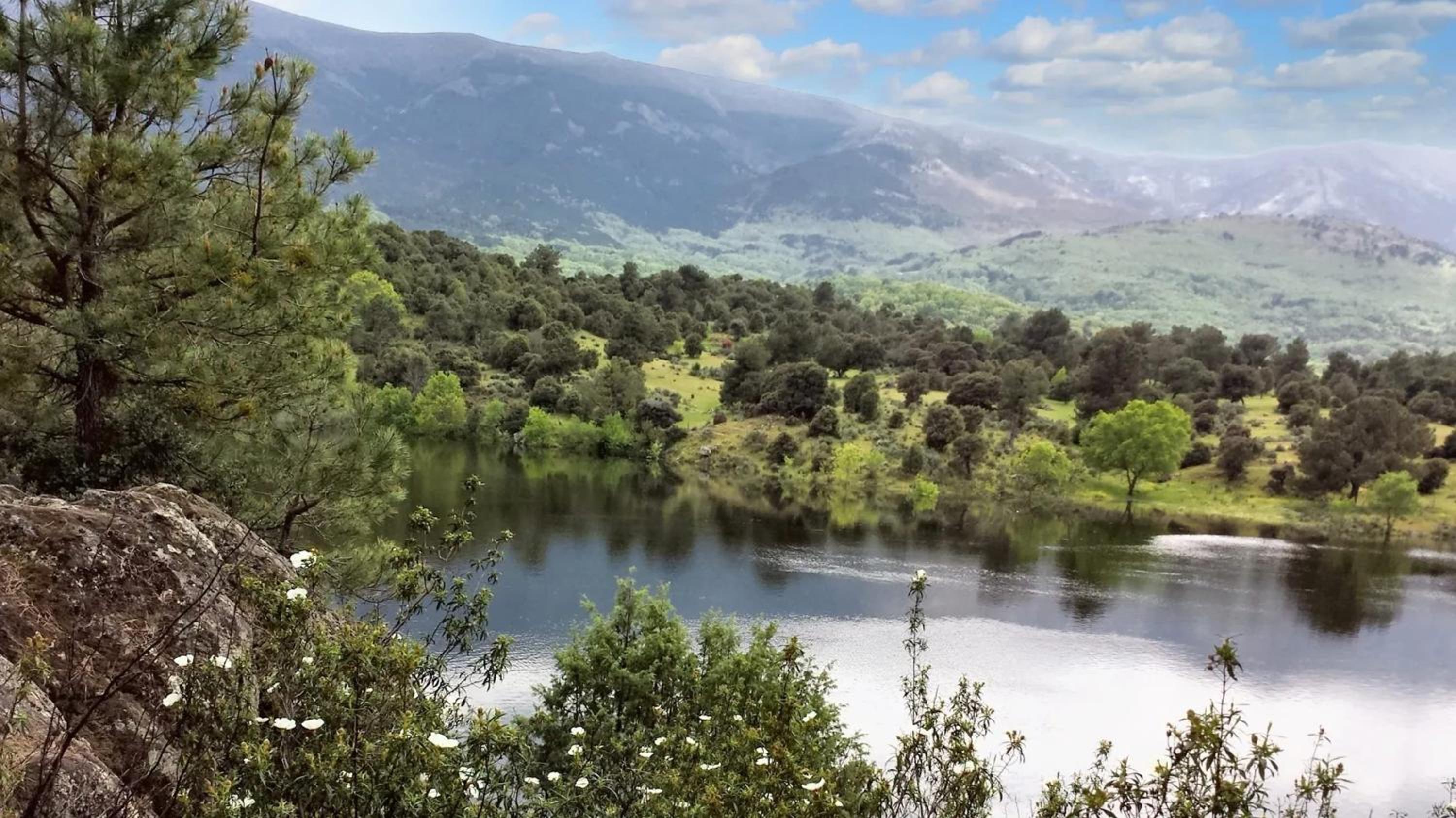 Spacious house in Navaluenga with lake view
