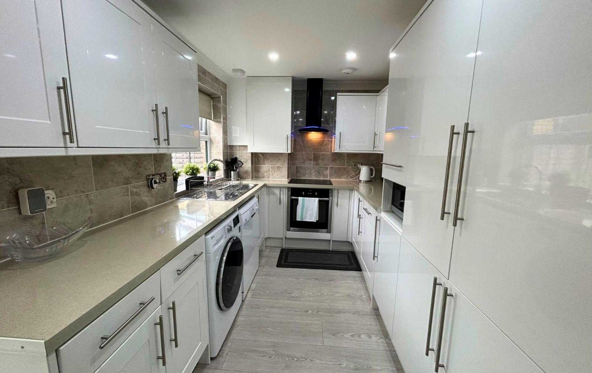 Addlestone Stylish Spacious Three Bedroom House view 2