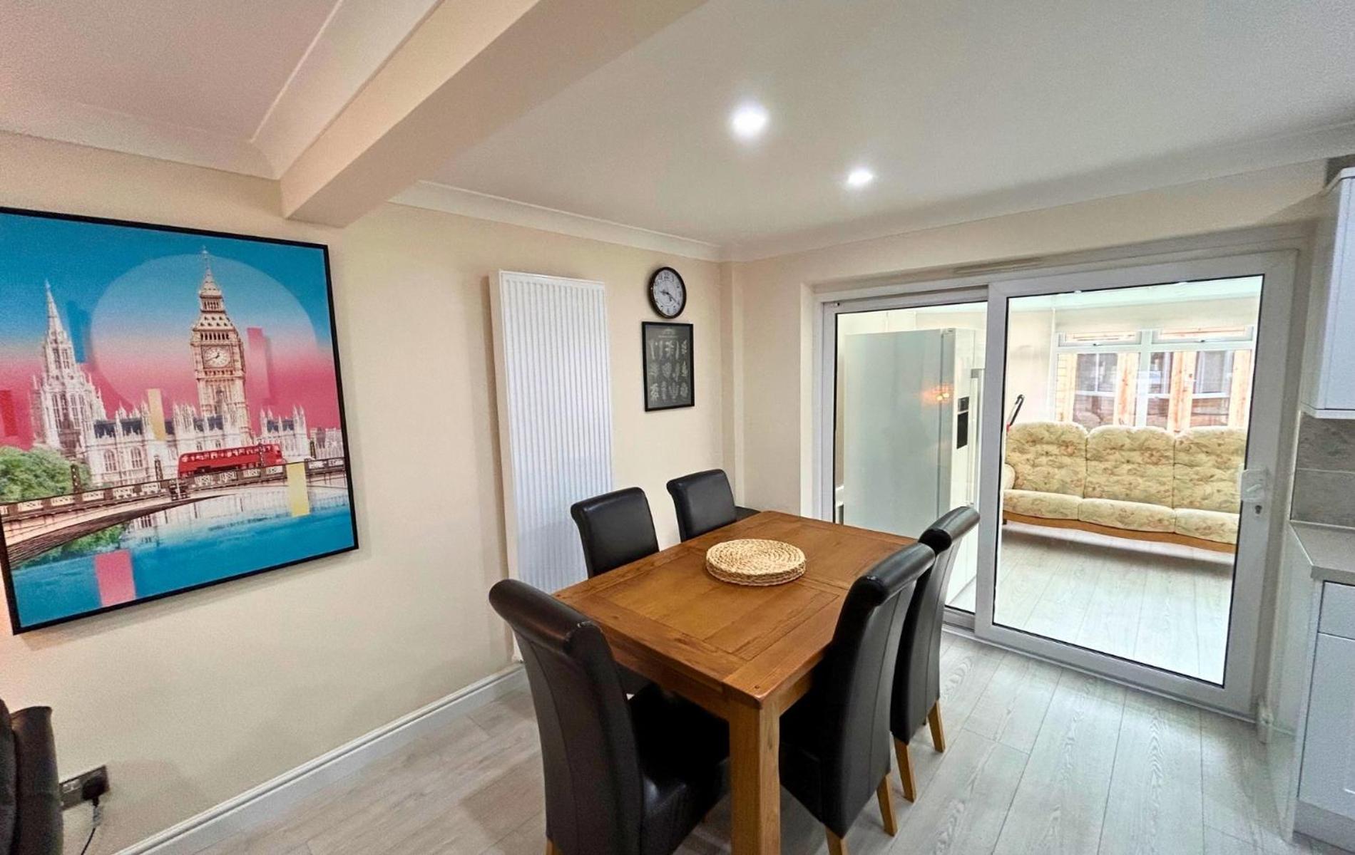 Addlestone Stylish Spacious Three Bedroom House view 4