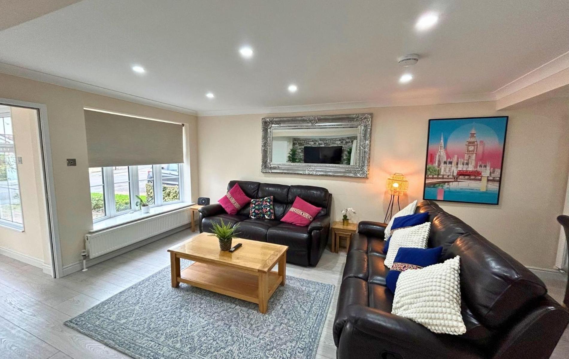 Addlestone Stylish Spacious Three Bedroom House view 5
