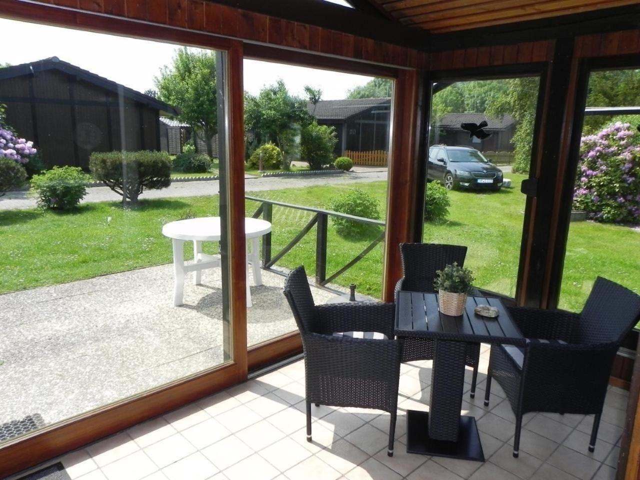 Ferienhaus mit Wintergarten, Terrasse und Garten - a85608