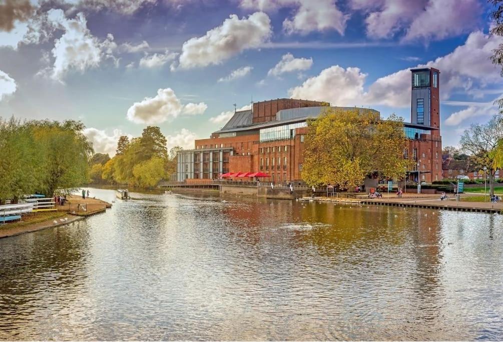 Beautiful Stratford-On-Avon House, suits 14 - 15 view 5