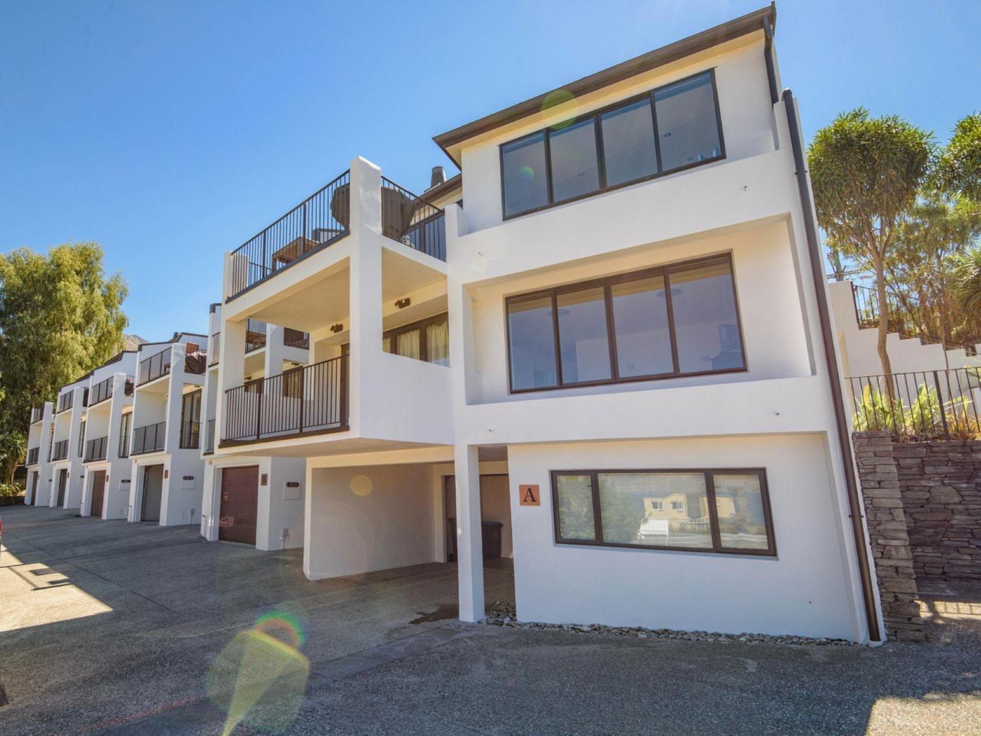 Lake and Mountain Ridge - Queenstown Apartment view 2