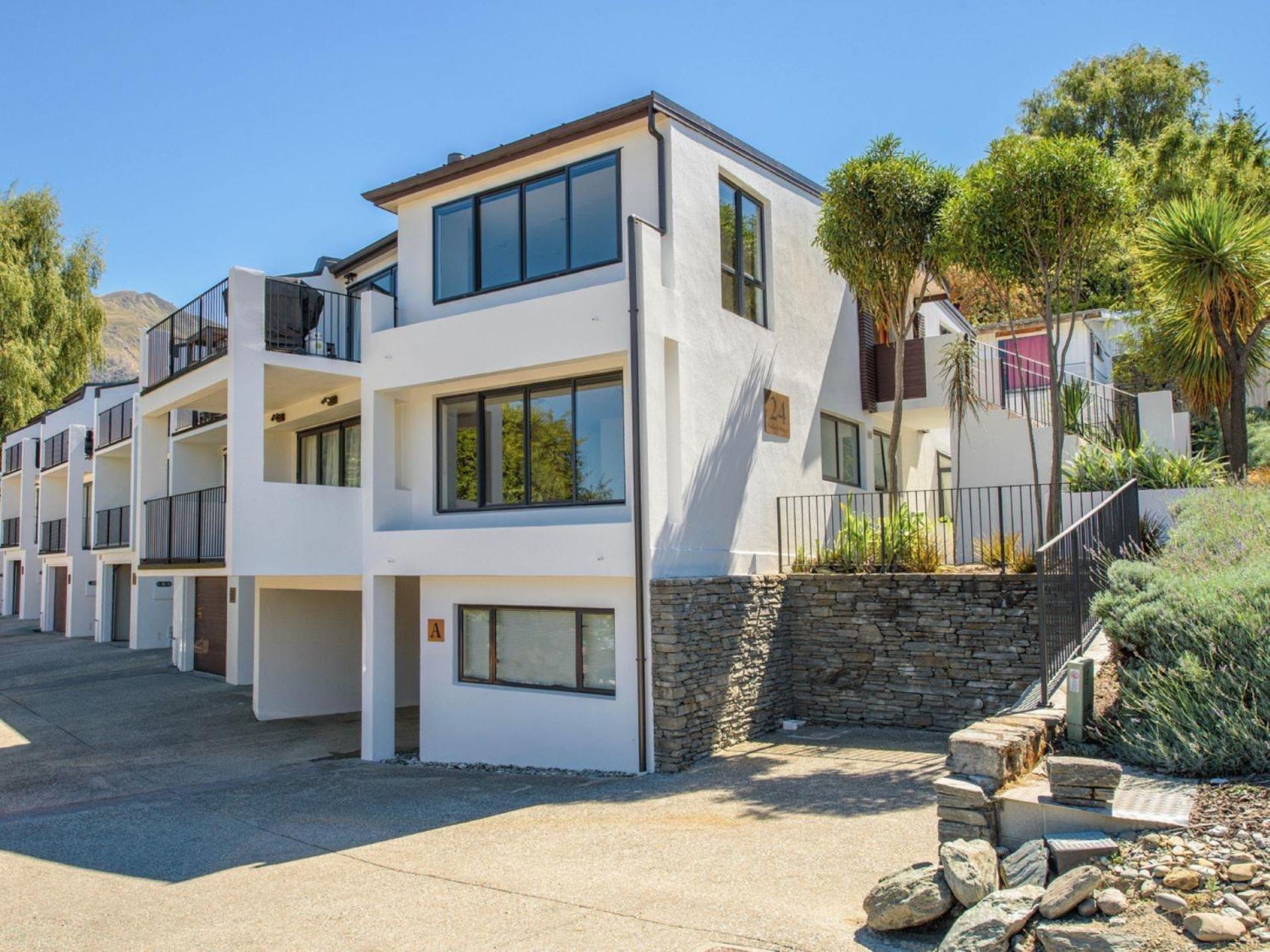 Lake and Mountain Ridge - Queenstown Apartment view 3