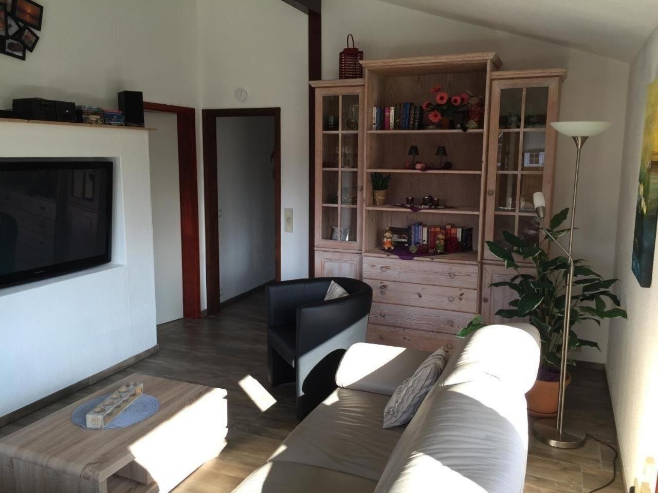 Freistehendes Holzhaus mit eingezäuntem Garten