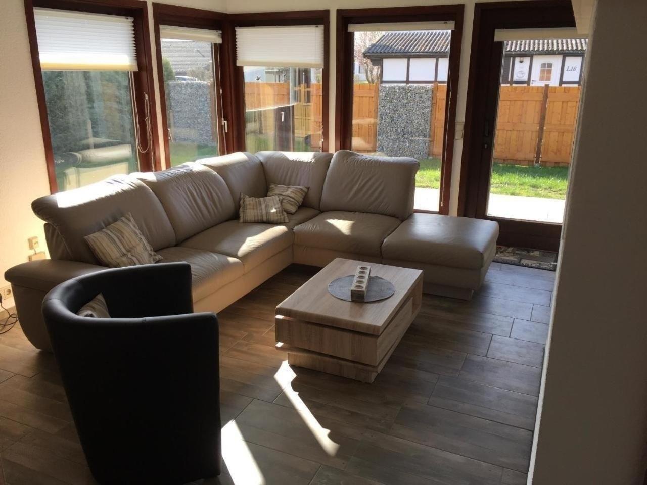 Freistehendes Holzhaus mit eingezäuntem Garten