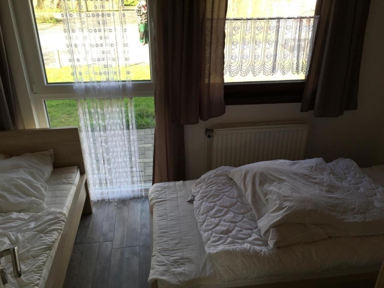 Freistehendes Holzhaus mit eingezäuntem Garten