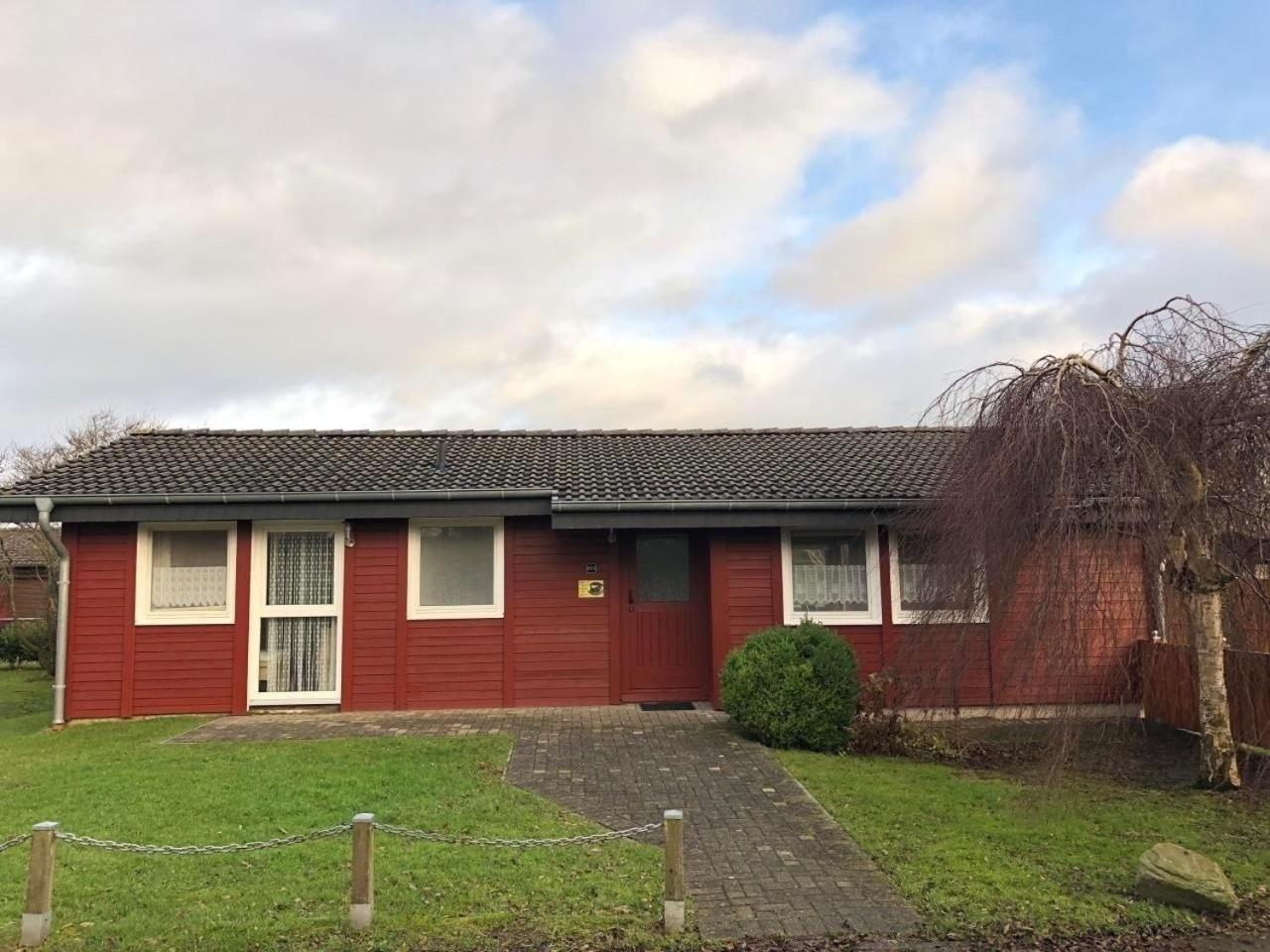 Freistehendes Holzhaus mit eingezäuntem Garten
