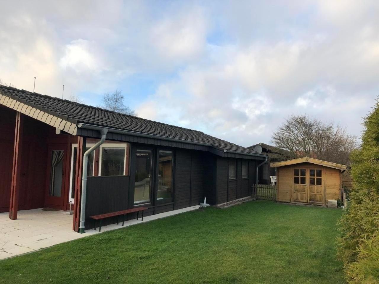 Freistehendes Holzhaus mit eingezäuntem Garten