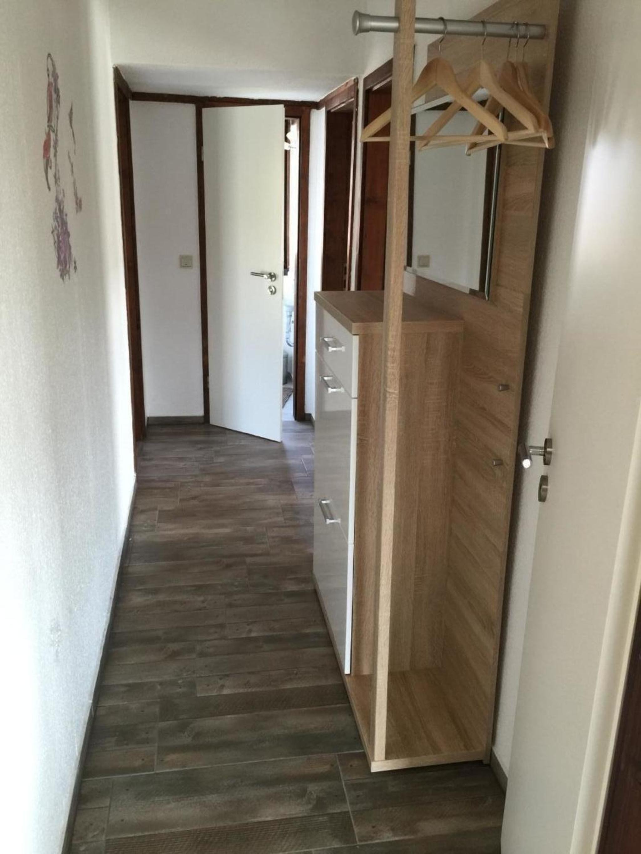 Freistehendes Holzhaus mit eingezäuntem Garten
