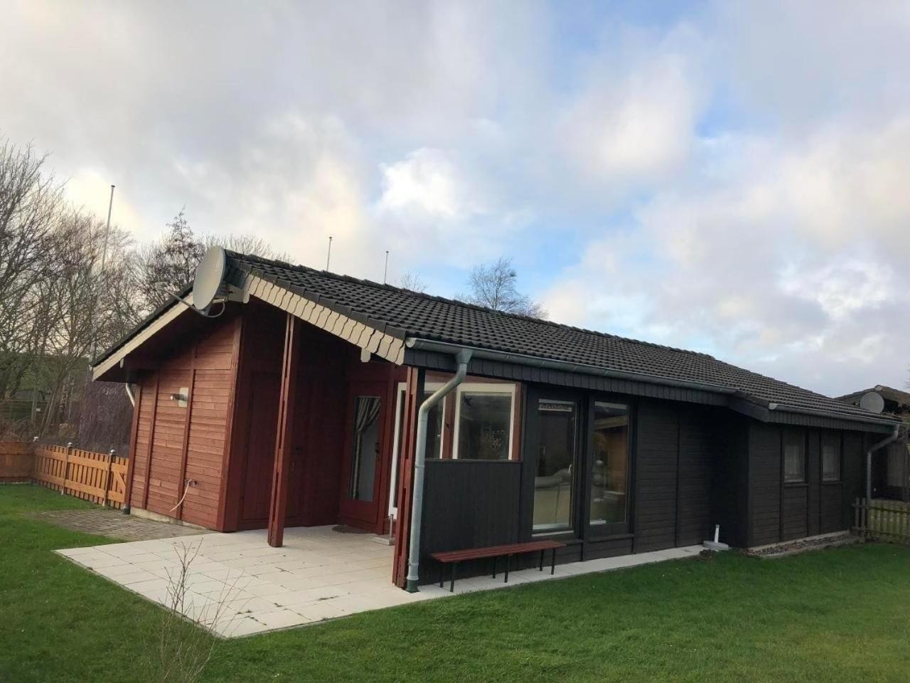 Freistehendes Holzhaus mit eingezäuntem Garten