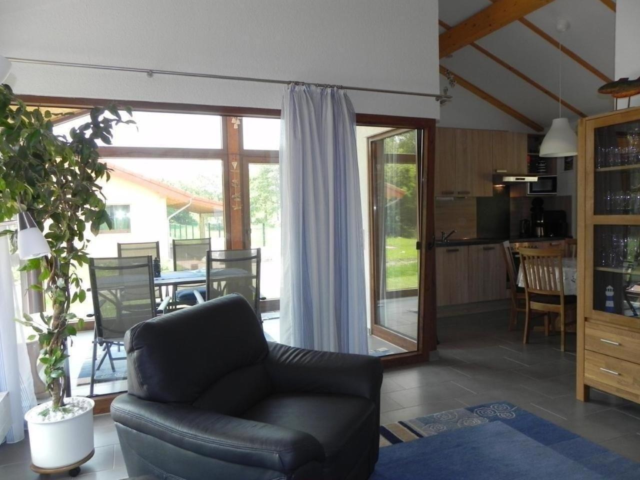 Ferienhaus mit Wintergarten, Terrasse und Garten
