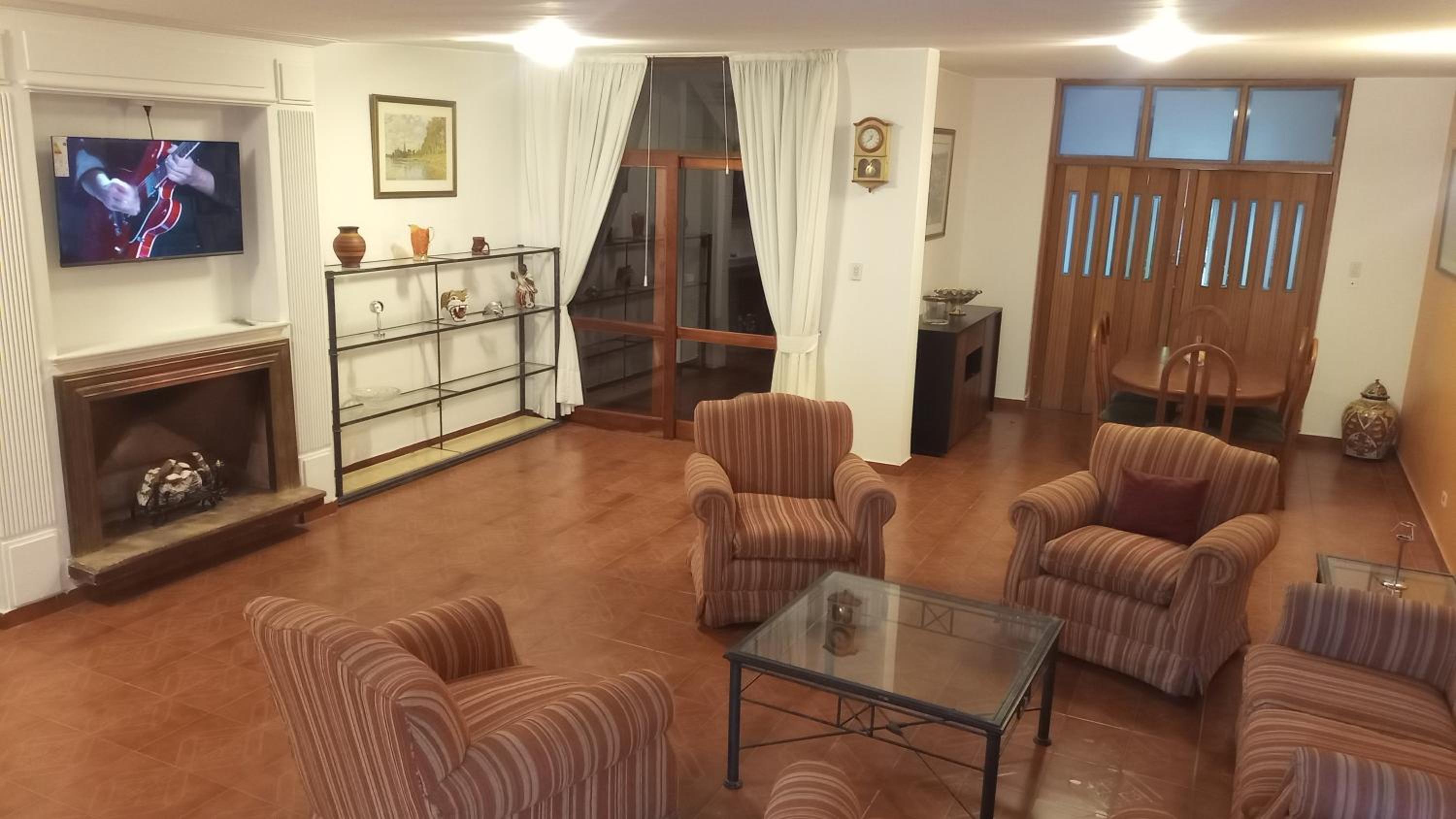 amplia y confortable casa en la principal calle gastronómica de la provincia