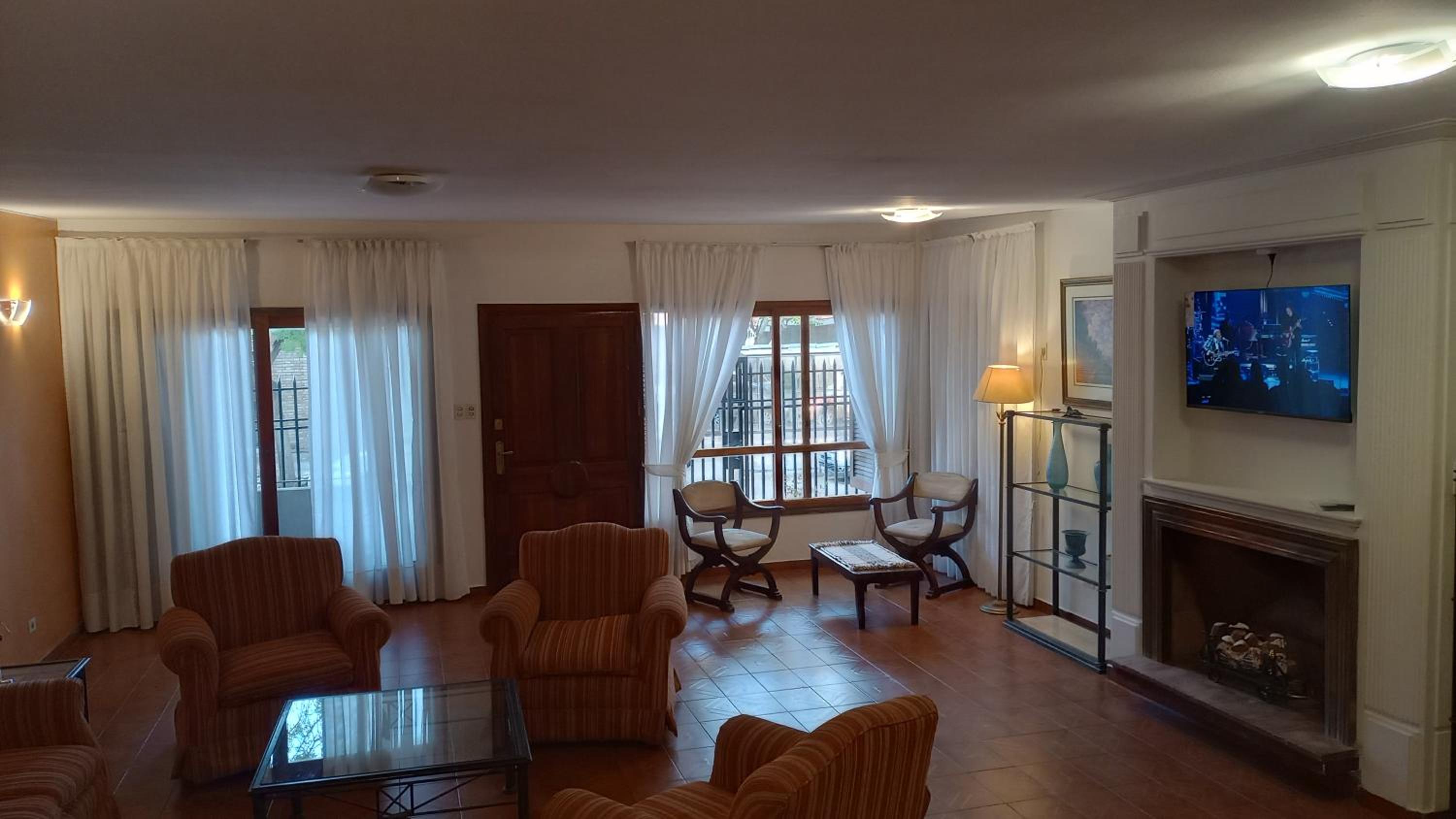 amplia y confortable casa en la principal calle gastronómica de la provincia