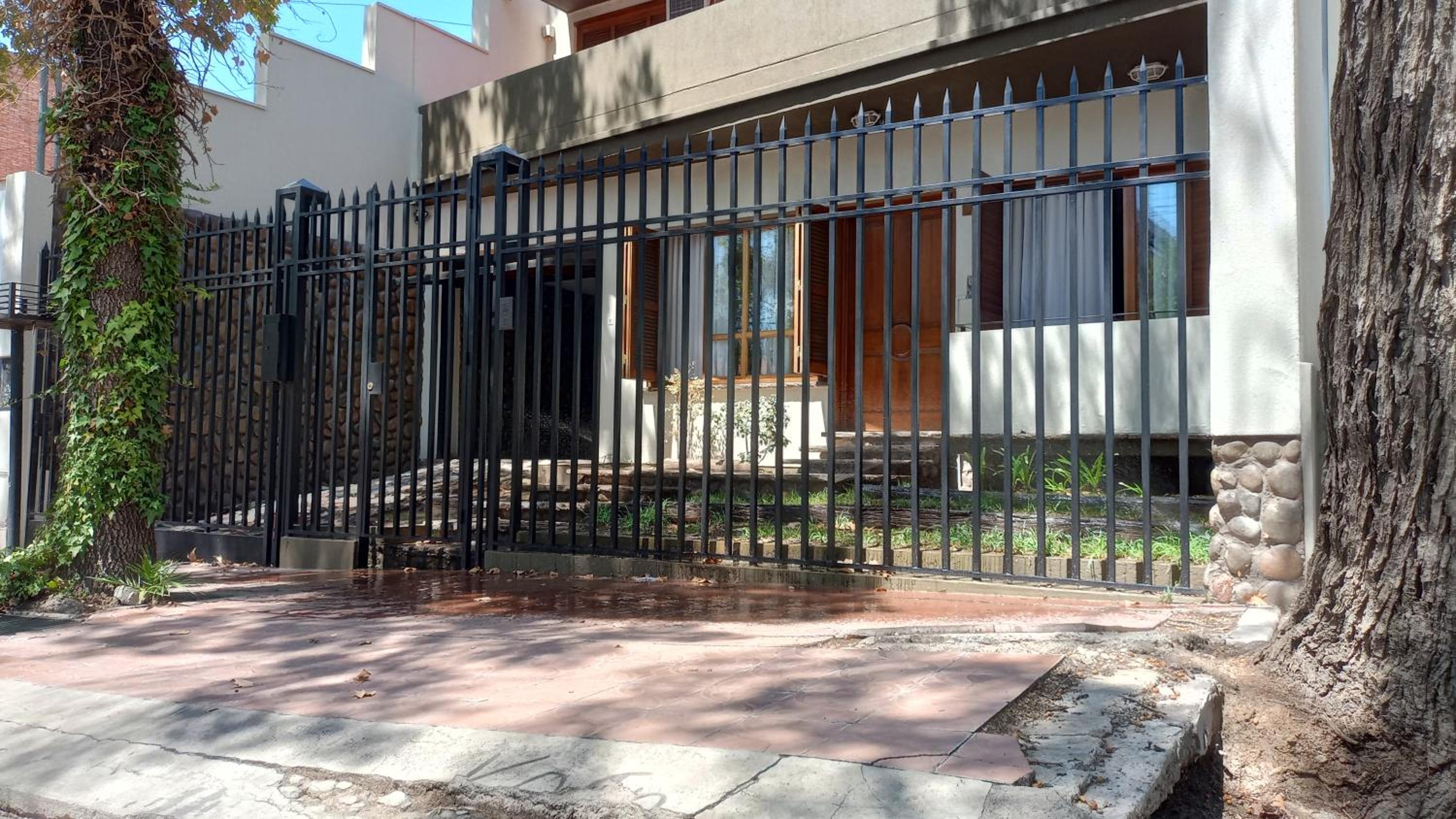 amplia y confortable casa en la principal calle gastronómica de la provincia