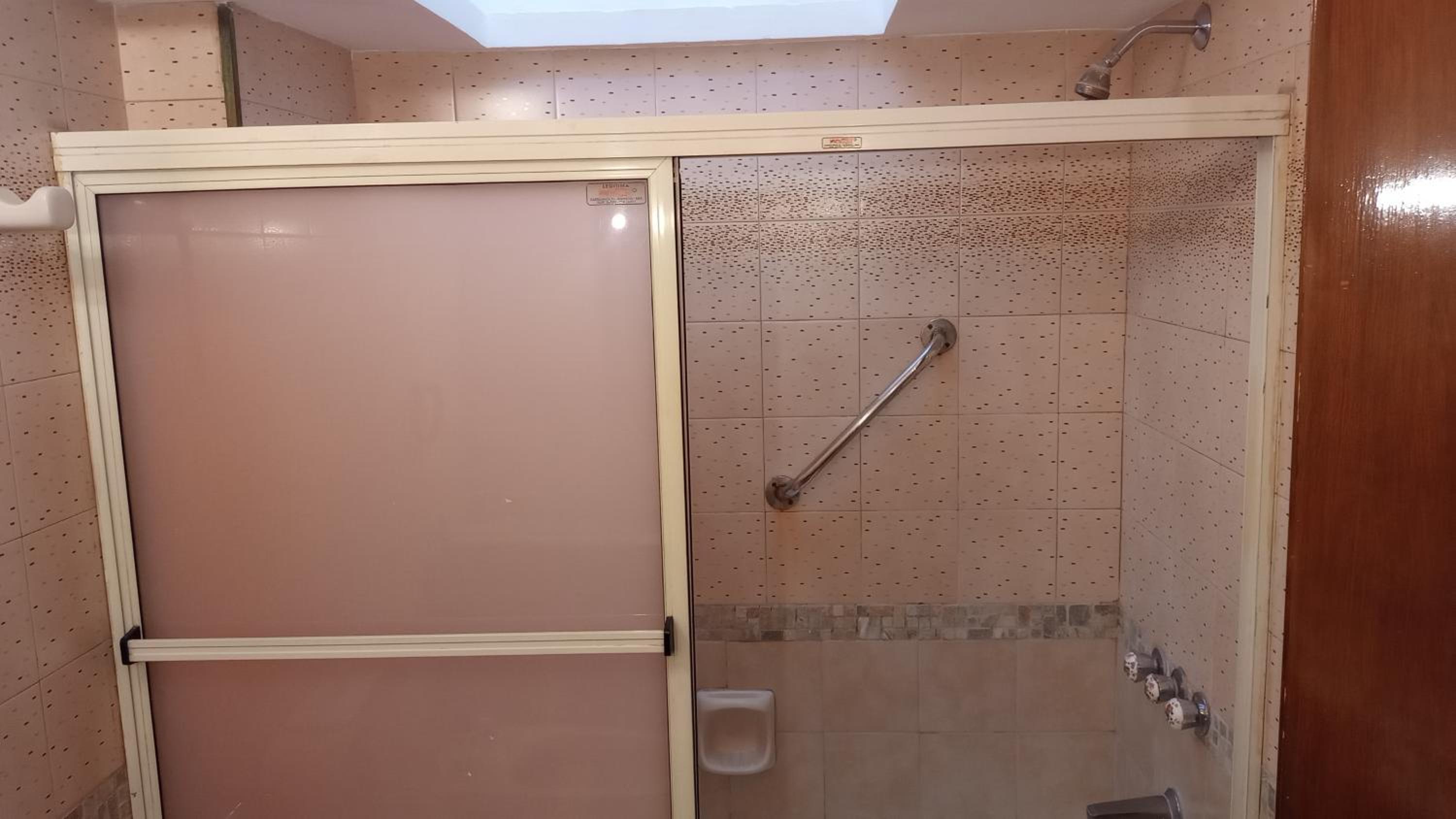 amplia y confortable casa en la principal calle gastronómica de la provincia